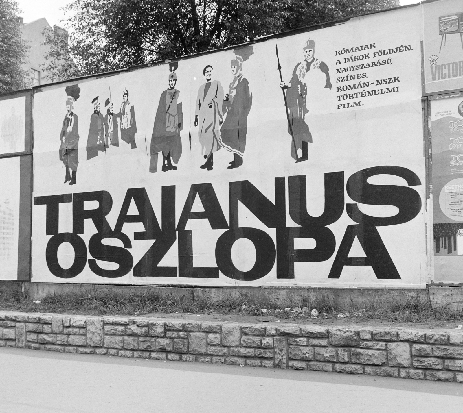 Magyarország, Budapest VIII., Rákóczi út az Astoria kereszteződés közelében, a palánk mögött a metróépítés területe. A Fővárosi Moziüzemi Vállalat (FŐMO) által forgalmazott film plakátja., 1969, FŐFOTÓ, Budapest, Fortepan #208743
