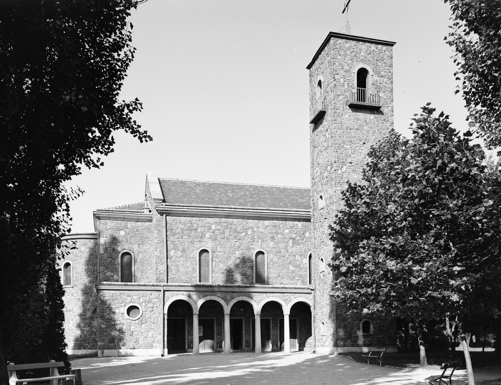 Magyarország, Balatonföldvár, római katolikus templom a vasútállomás mögötti parkban., 1969, FŐFOTÓ, Fortepan #208751