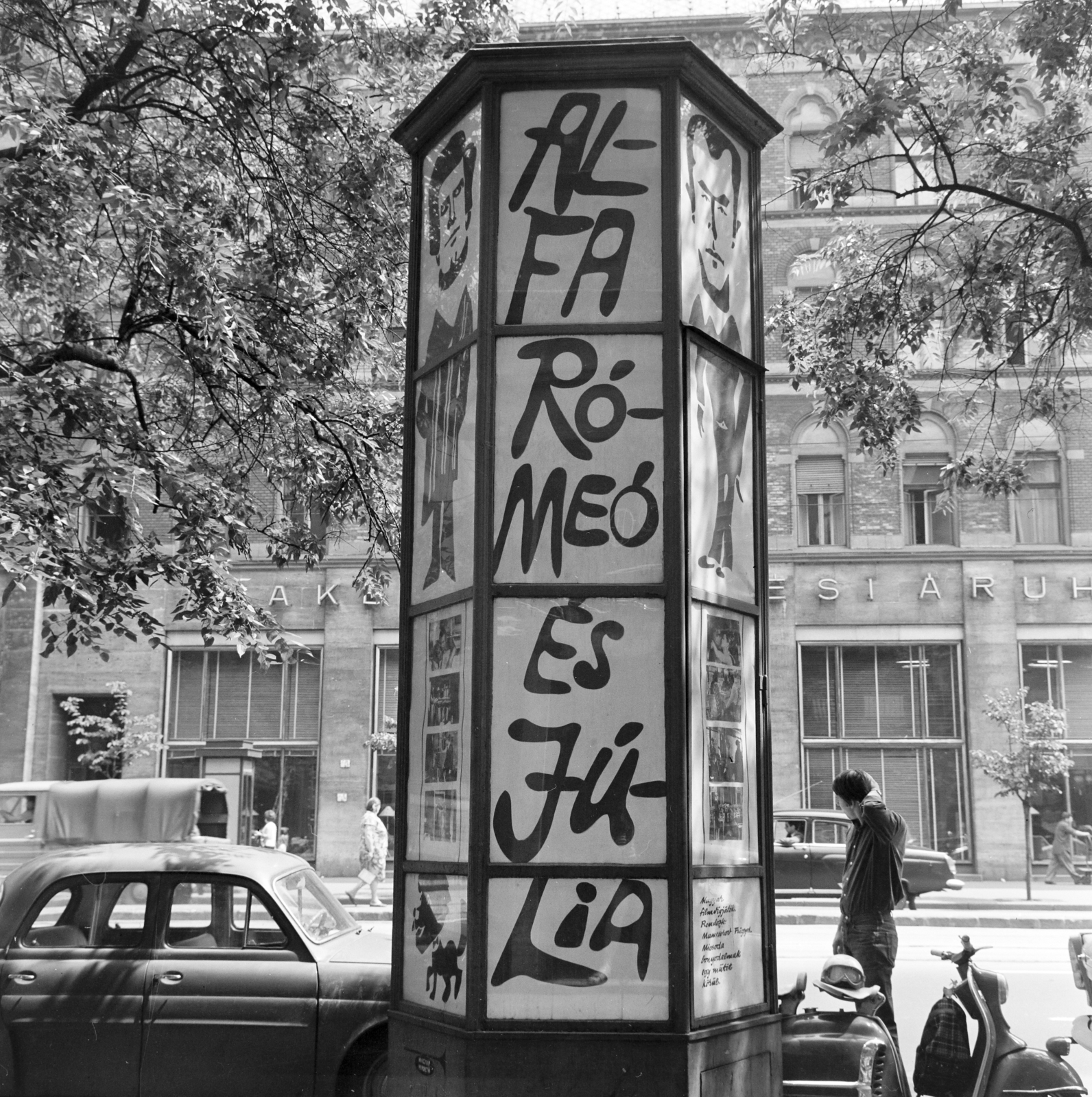 Magyarország, Budapest VII., Erzsébet (Lenin) körút, a Fővárosi Moziüzemi Vállalat (FŐMO) által forgalmazott film hirdetése, háttérben a 19-es számú ház., 1969, FŐFOTÓ, Budapest, Fortepan #208758