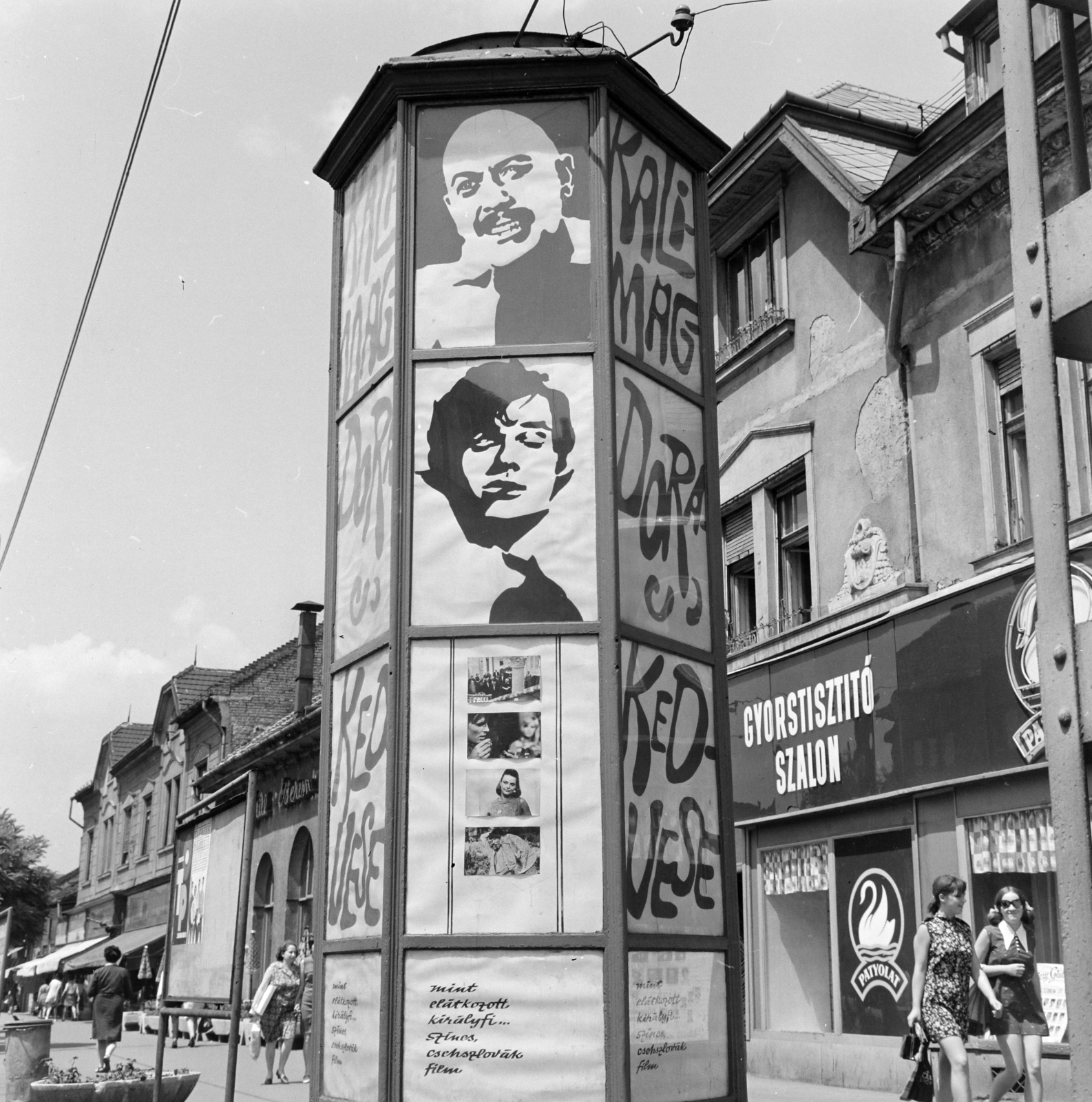 Magyarország, Budapest IV., Árpád út, a Fővárosi Moziüzemi Vállalat (FÖMO) által forgalmazott film hirdetése a 68-as számú ház előtt., 1969, FŐFOTÓ, Budapest, filmplakát, Fortepan #208761