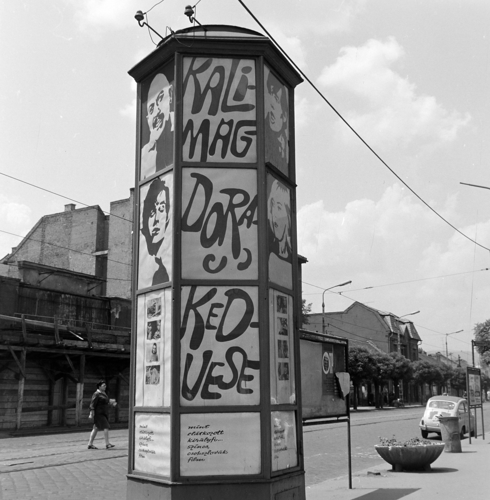 Hungary, Budapest IV., Árpád út, a Fővárosi Moziüzemi Vállalat (FÖMO) által forgalmazott film hirdetése. A túloldalon balra az Alkotmány mozi., 1969, FŐFOTÓ, Budapest, movie poster, Fortepan #208762