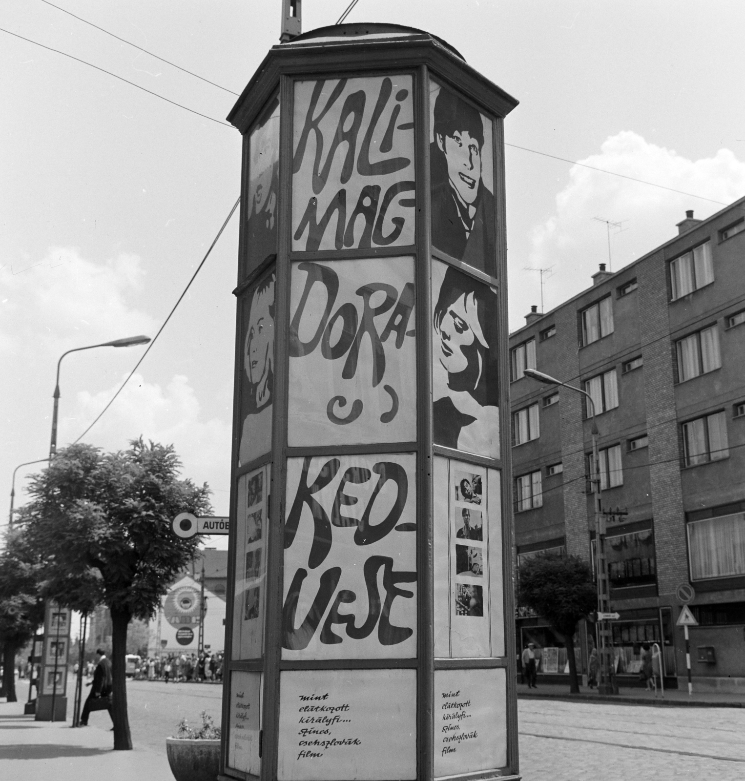 Magyarország, Budapest IV., Árpád út az István (Bajcsy-Zsilinszky) út felé nézve. Előtérben, a Mártírok útja torkolatával szemben, a Fővárosi Moziüzemi Vállalat (FÖMO) által forgalmazott film hirdetése., 1969, FŐFOTÓ, Budapest, filmplakát, Fortepan #208764