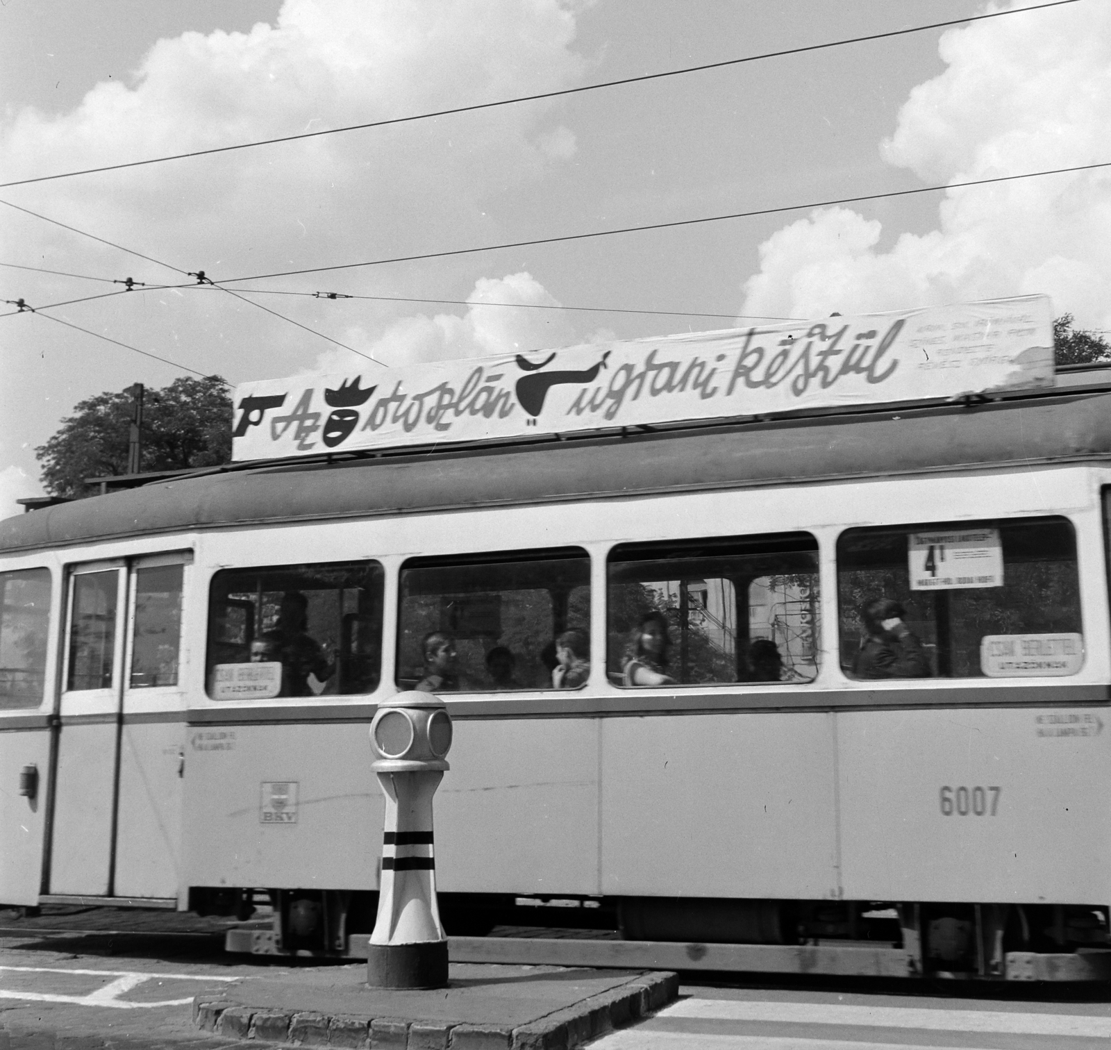 Hungary, Budapest V.,Budapest XIII., gyalogátkelő a Jászai Mari tér - Szent István körút találkozásánál, a villamoson a Fővárosi Moziüzemi Vállalat (FŐMO) által forgalmazott film plakátja., 1969, FŐFOTÓ, tram, Budapest, movie poster, Fortepan #208765