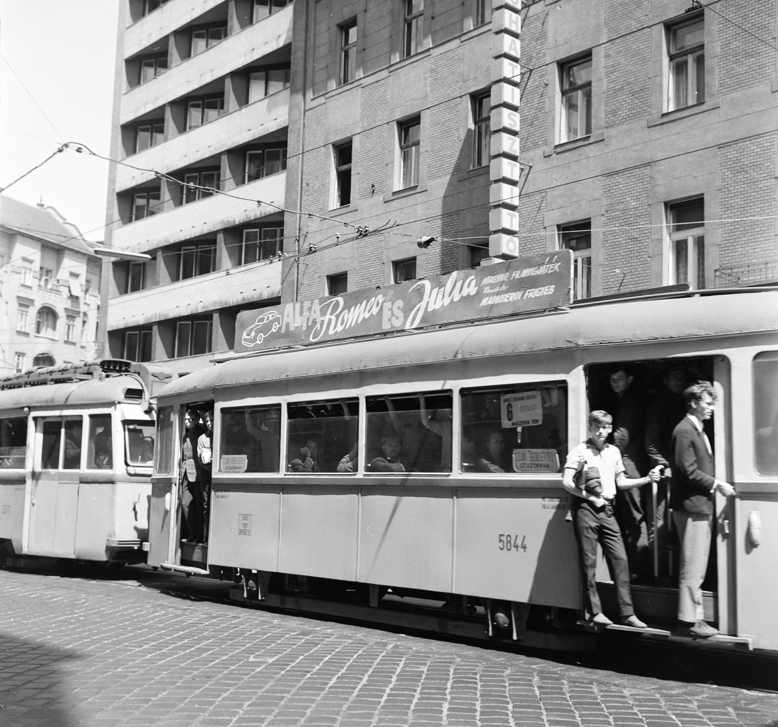 Magyarország, Budapest II., Margit körút (Mártírok útja), háttérben a 8-10. és 12-es számú ház. A villamoson a Fővárosi Moziüzemi Vállalat (FŐMO) által forgalmazott film plakátja., 1969, FŐFOTÓ, Budapest, Fortepan #208767