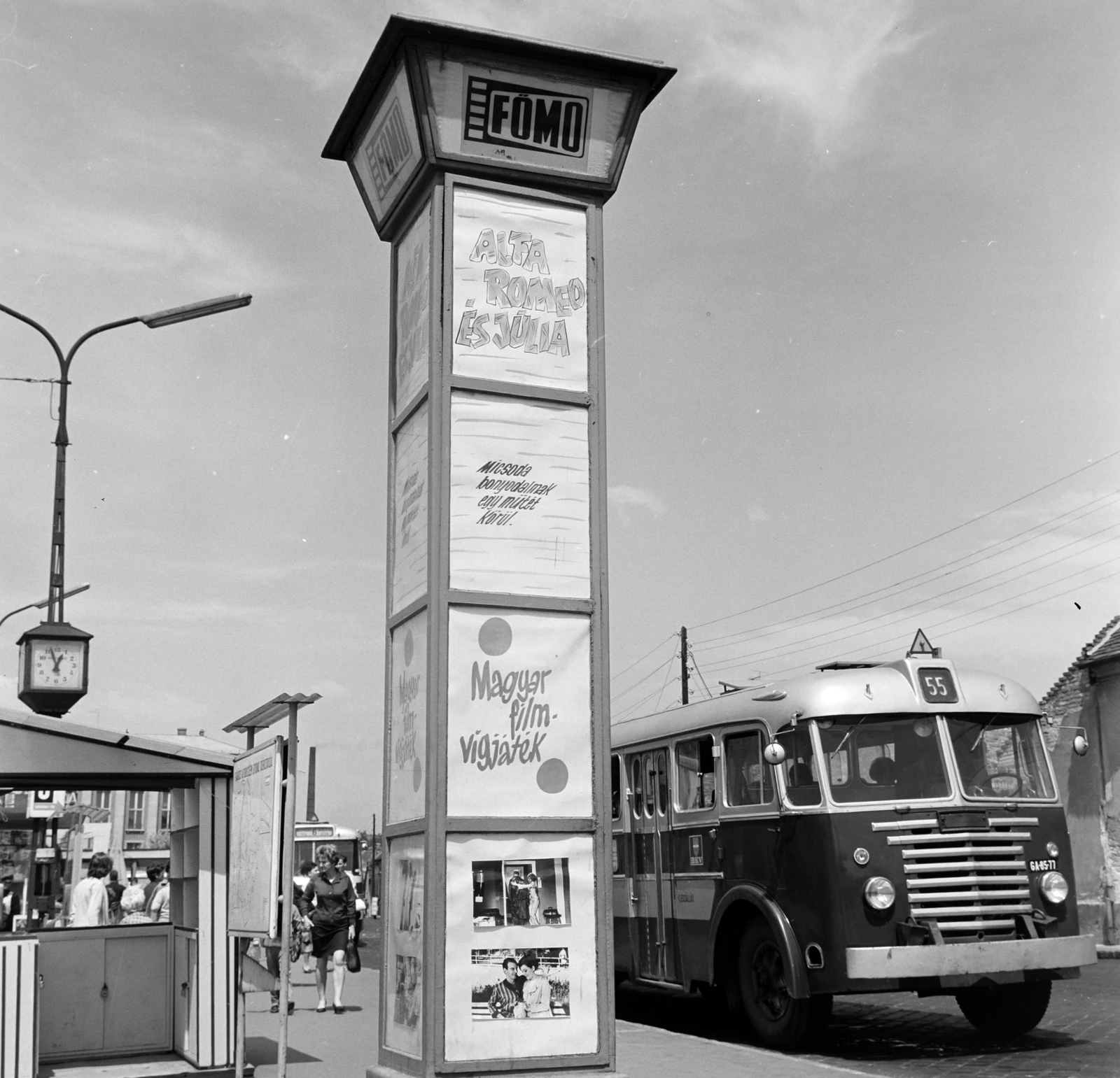 Magyarország, Budapest III., Miklós utcai buszvégálomás. A Fővárosi Moziüzemi Vállalat (FŐMO) által forgalmazott filmek hirdetőoszlopa., 1969, FŐFOTÓ, Budapest, Fortepan #208768