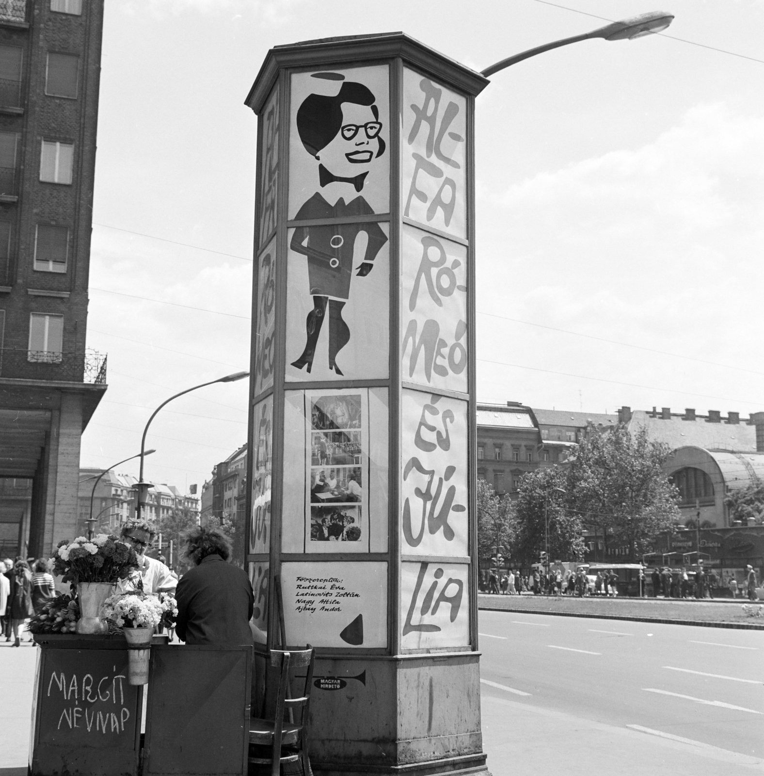 Magyarország, Budapest VII., Károly (Tanács) körút a Dohány utca és a Gerlóczy utca felé nézve. Előtérben a Fővárosi Moziüzemi Vállalat (FŐMO) által forgalmazott film hirdetése., 1969, FŐFOTÓ, Budapest, Fortepan #208772