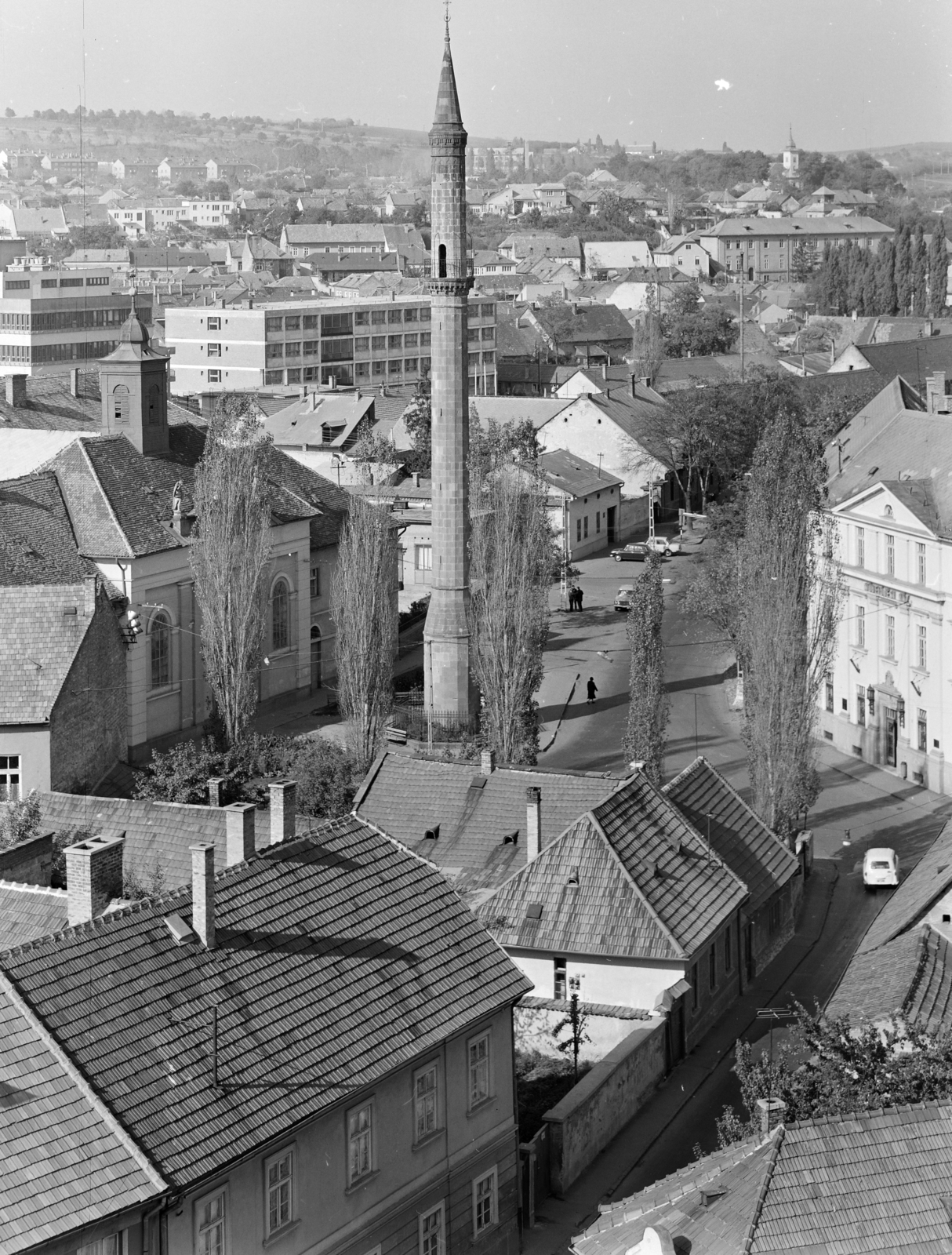 Hungary, Eger, kilátás a várból. A Szent Sebestyén vértanú templom (volt irgalmasok temploma) előtti téren a Minaret., 1970, FŐFOTÓ, Fortepan #208786