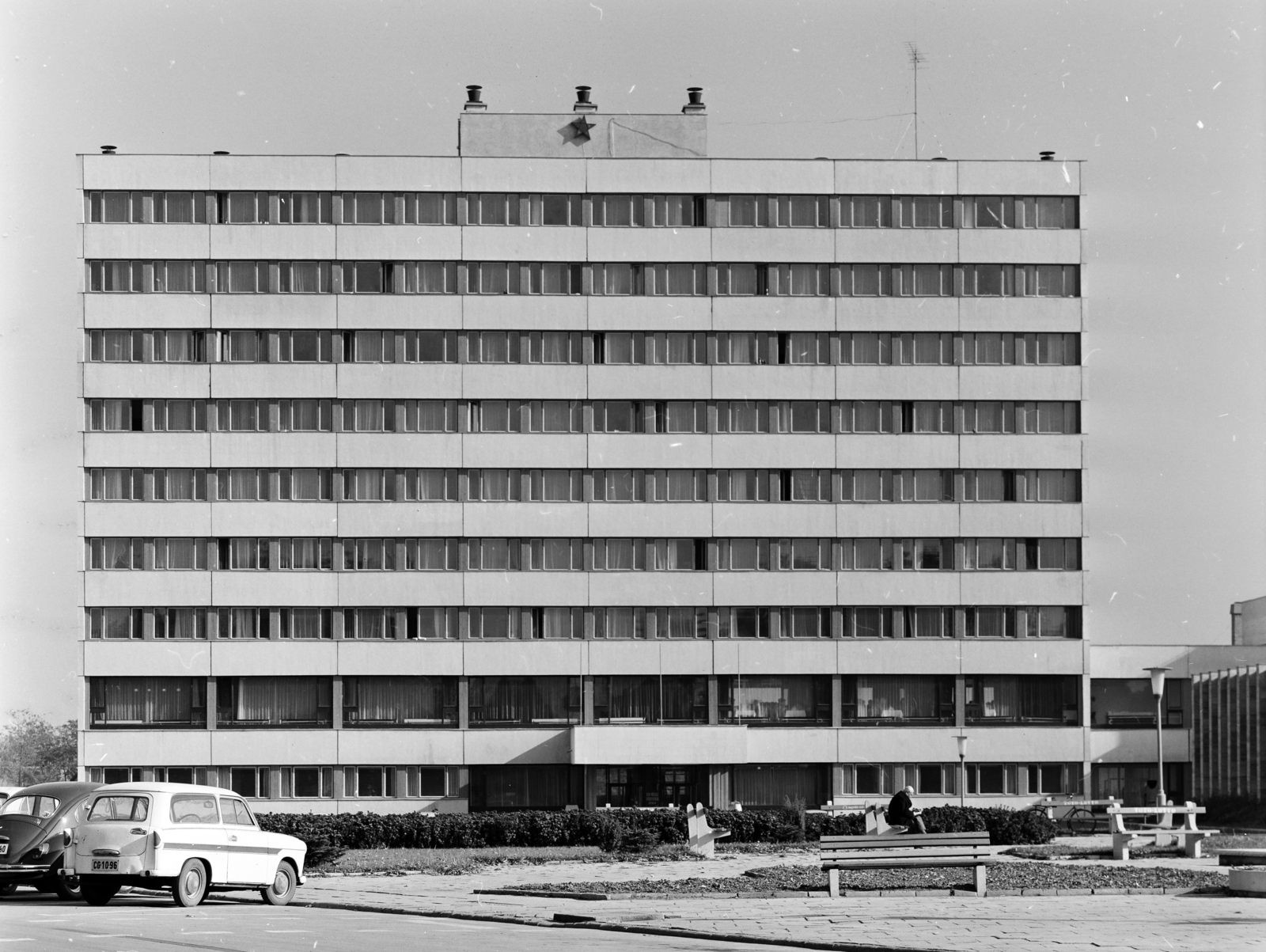 Hungary, Gyula, Maróthy tér (ekkor névtelen), szemben a SZOT MEDOSz Gyógyüdülő (később Erkel Hotel)., 1970, FŐFOTÓ, Fortepan #208787