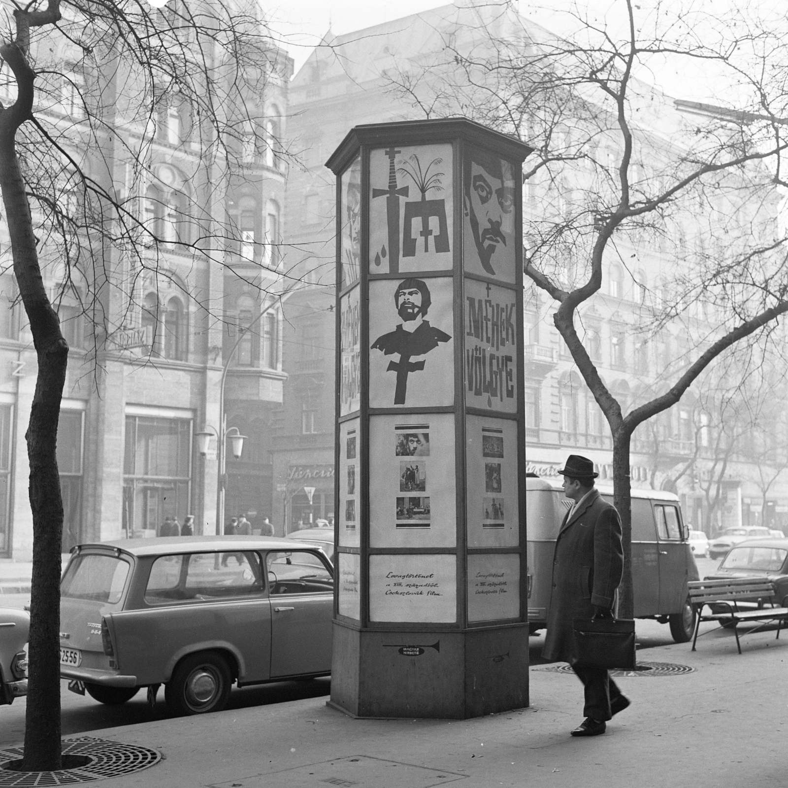 Hungary, Budapest VII., Erzsébet (Lenin) körút, a Fővárosi Moziüzemi Vállalat (FŐMO) által forgalmazott film hirdetése, ettől balra, a túloldalon a Barcsay utca torkolata., 1968, FŐFOTÓ, Budapest, Fortepan #208792