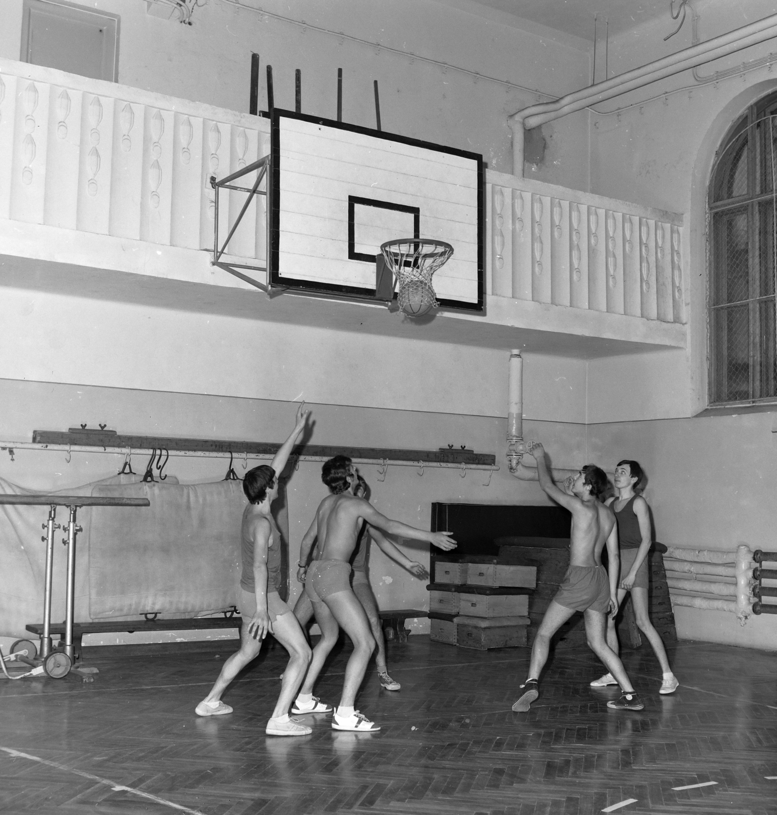 Hungary, Budapest V., Markó utca 18-20., a Könnyűipari Technikum és Ipari Szakmunkásképző Iskola (később Xántus János Két Tanítási Nyelvű Középiskola) tornaterme., 1970, FŐFOTÓ, basketball, Budapest, basketball hoop, Fortepan #208794