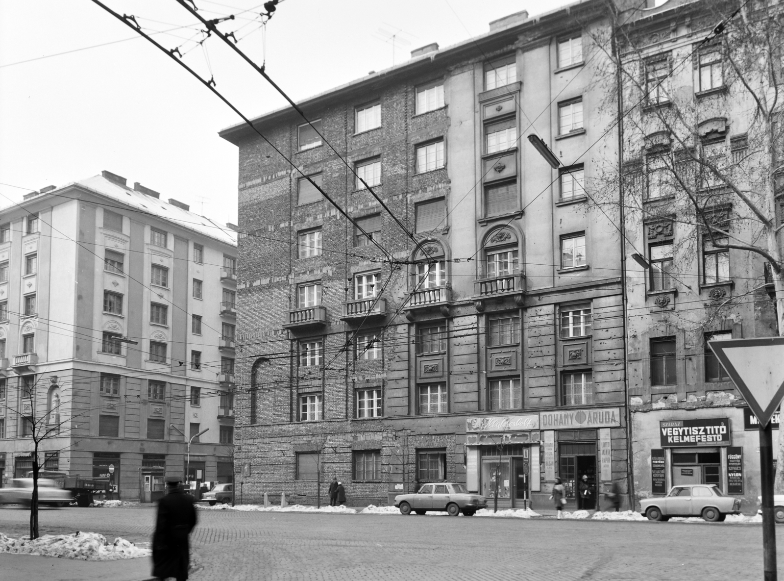 Hungary, Budapest VII., Damjanich utca, balról a 40. és 42-es számú ház, közötte a benzinkút., 1970, FŐFOTÓ, Budapest, Fortepan #208804