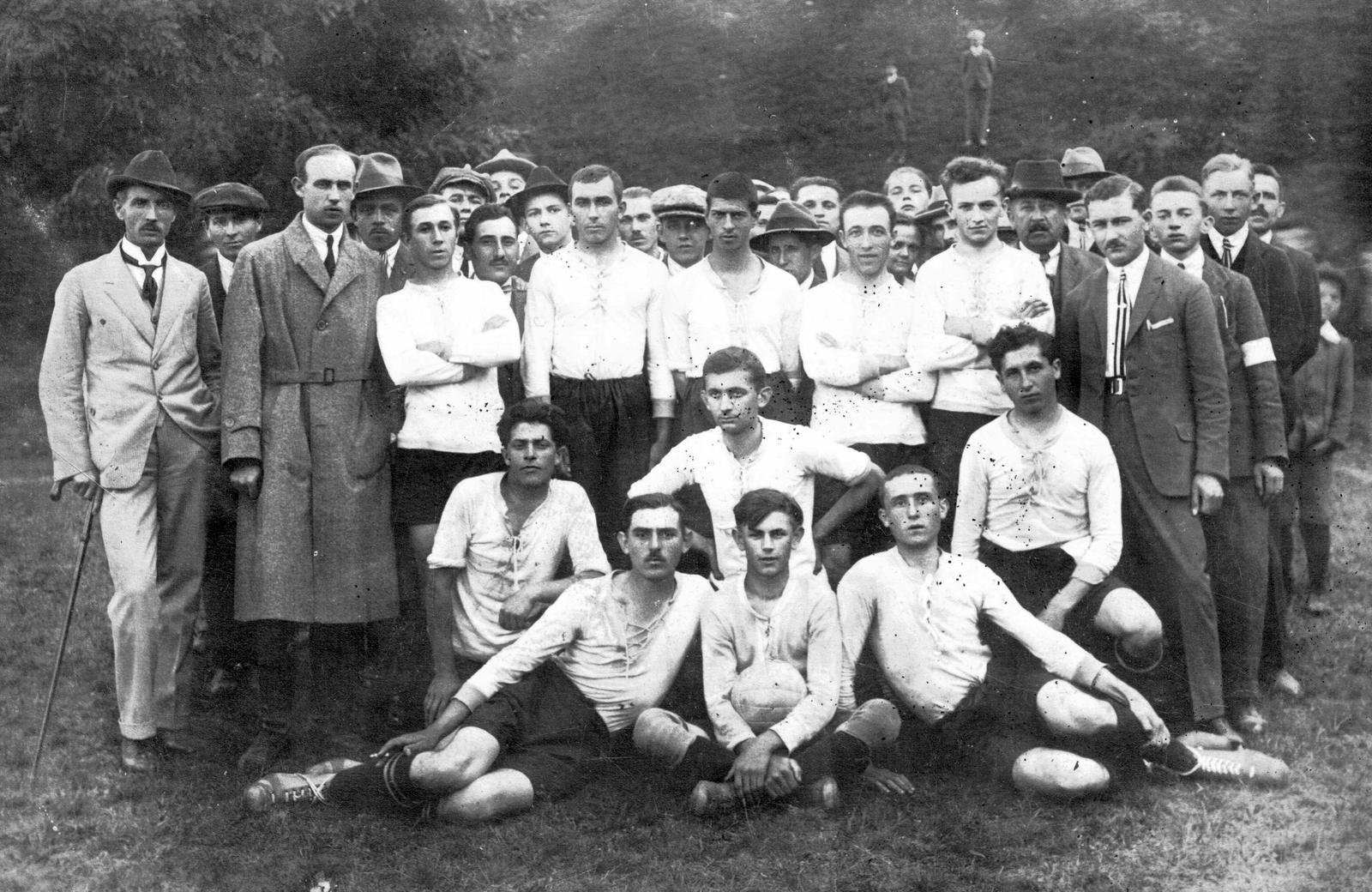 1920, Fortepan, sport, labdarúgás, csoportkép, férfiak, futballcsapat, sétabot, sokaság, karszalag, focilabda, ülés keresztbe tett lábakkal, csípőre tett kéz, karba tett kéz, Fortepan #20881