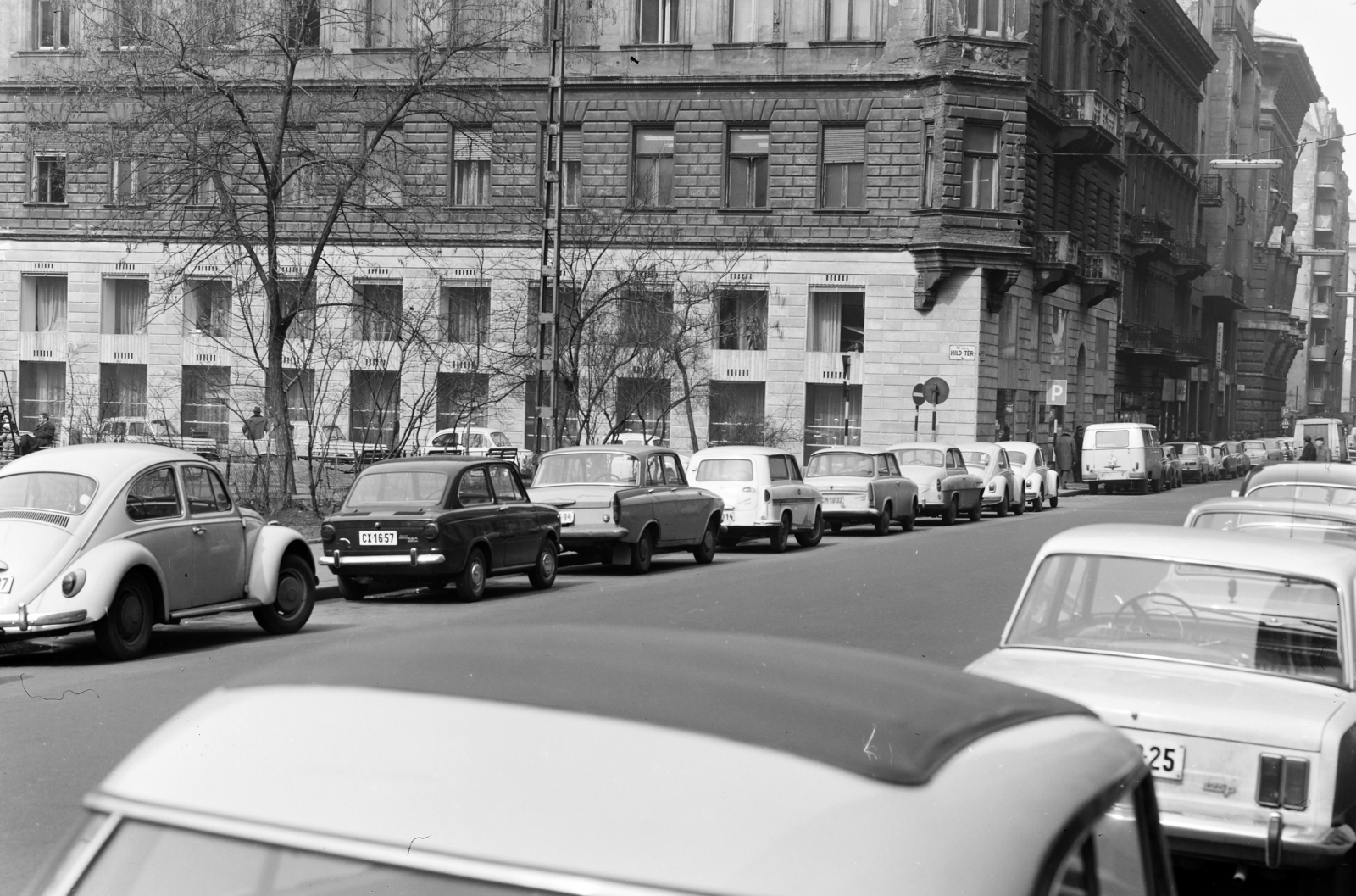 Hungary, Budapest V., Október 6. utca, balra a Hild tér mögött a Mérleg utca 14-es számú ház., 1970, FŐFOTÓ, Volkswagen-brand, Volkswagen Beetle, Budapest, Fortepan #208816