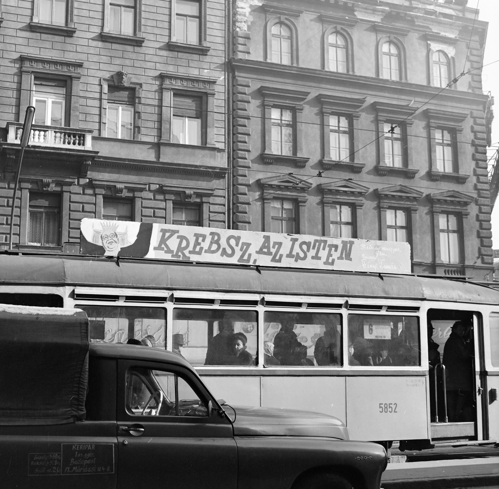 Hungary, Budapest VI., Teréz (Lenin) körút, a villamoson a Fővárosi Moziüzemi Vállalat (FŐMO) által forgalmazott film plakátja. Jobbra az Oktogon (November 7. tér)., 1970, FŐFOTÓ, tram, Budapest, Fortepan #208817