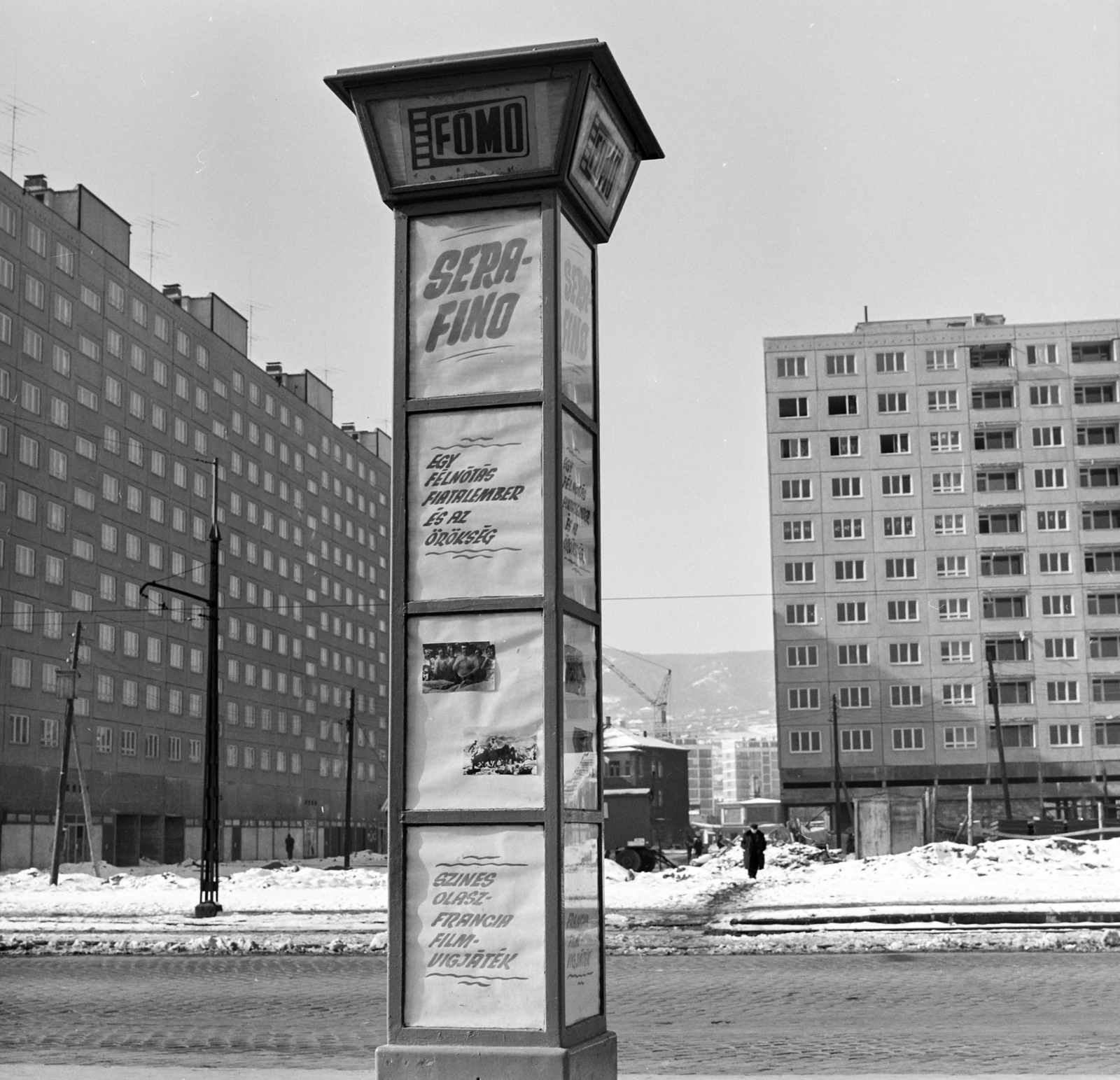 Hungary, Óbuda, Budapest III., Szentendrei út, a Fővárosi Moziüzemi Vállalat (FŐMO) által forgalmazott filmek hirdetőoszlopa a Miklós utcai autóbusz-végállomásnál., 1970, FŐFOTÓ, Budapest, Fortepan #208818