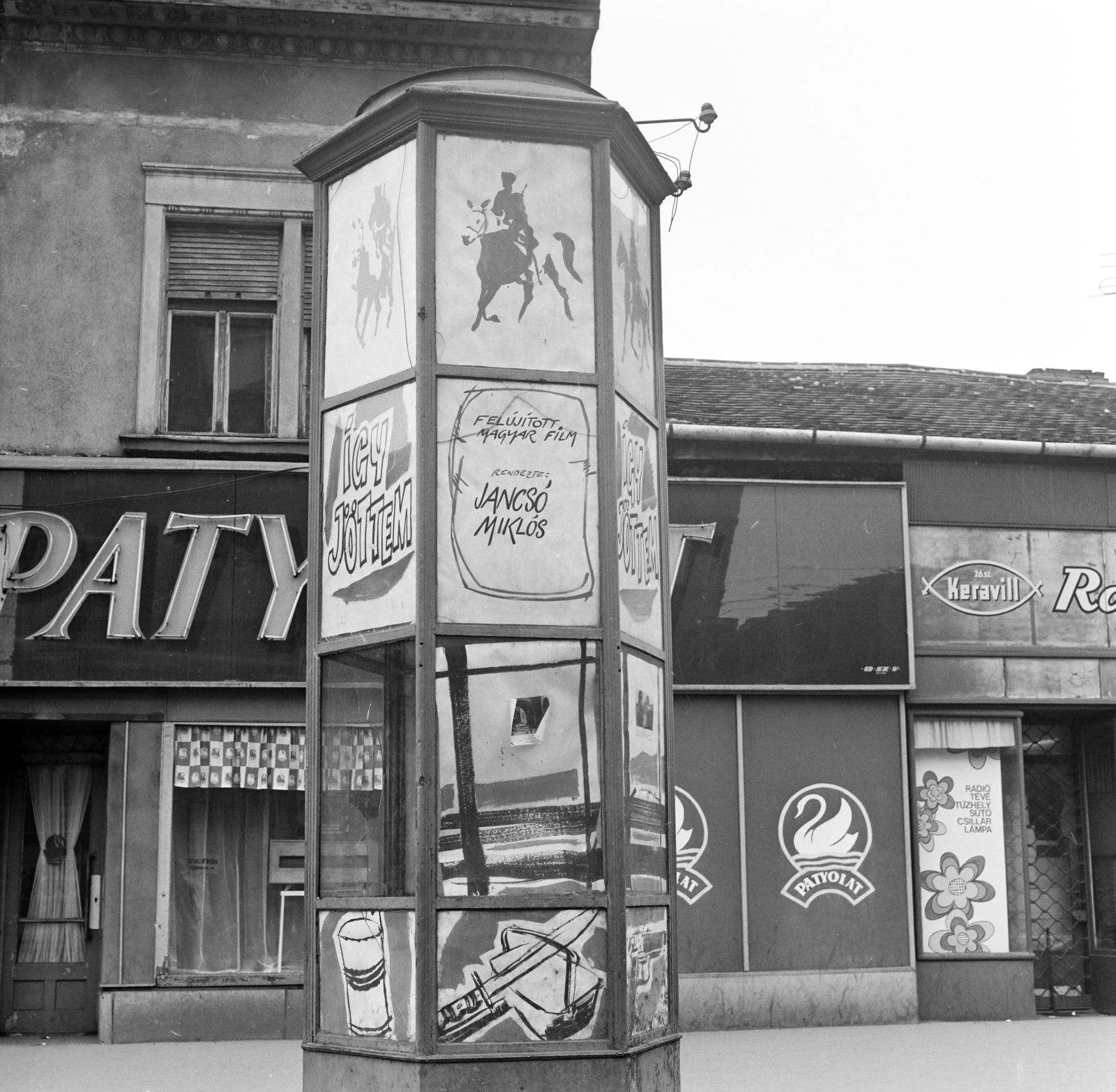 Hungary, Budapest IV., Árpád út, a Fővárosi Moziüzemi Vállalat (FÖMO) által forgalmazott film hirdetése. Háttérben a 68. és 70-es számú ház., 1970, FŐFOTÓ, Budapest, Fortepan #208822