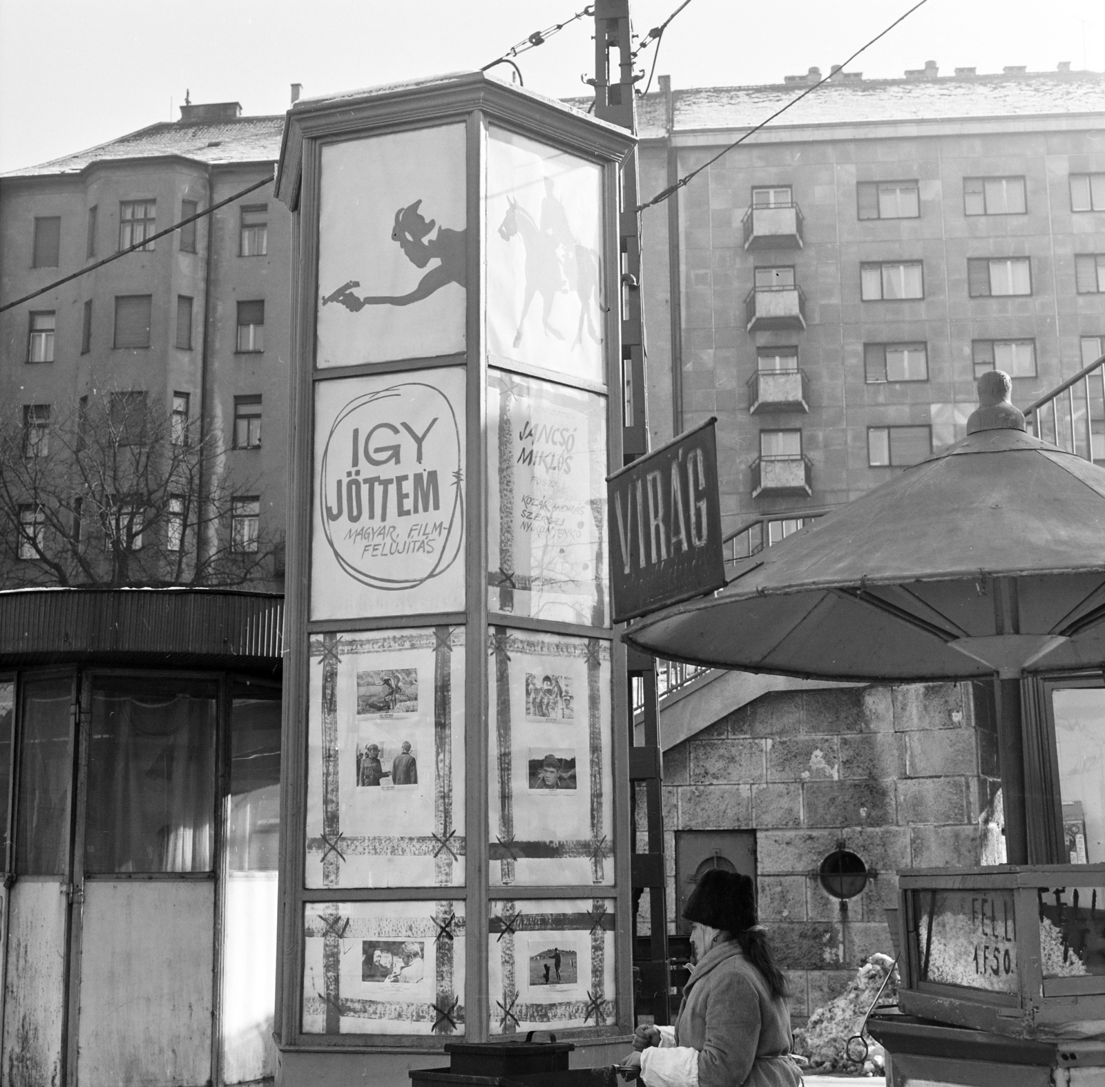 Hungary, Budapest II.,Budapest I., Széll Kálmán (Moszkva) tér, a Fővárosi Moziüzemi Vállalat (FŐMO) által forgalmazott film hirdetése. Háttérben a Vérmező út házai., 1970, FŐFOTÓ, Budapest, Fortepan #208825