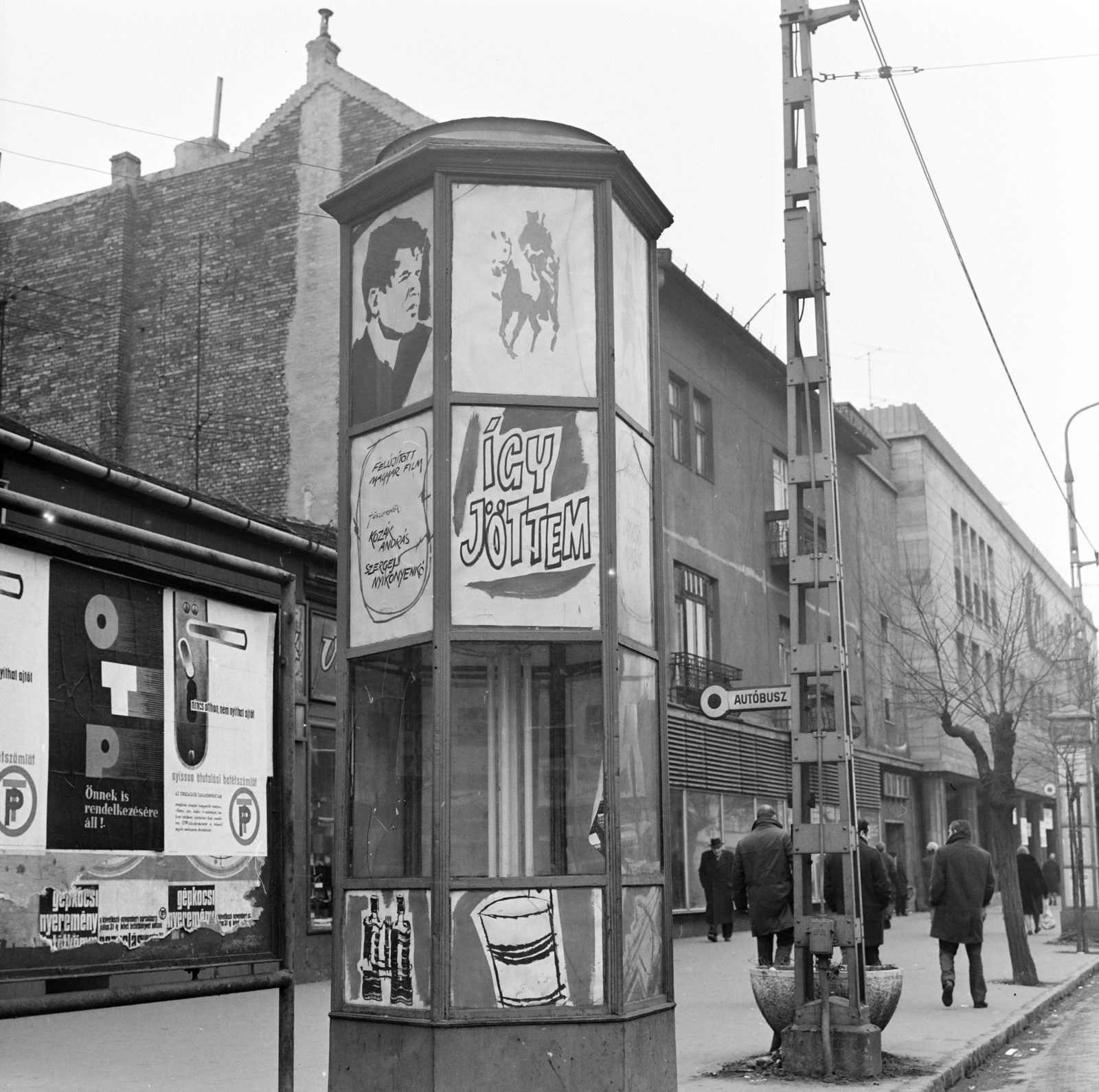 Hungary, Budapest IV., Árpád út az Állami Áruház felé nézve. Előtérben a Fővárosi Moziüzemi Vállalat (FÖMO) által forgalmazott film hirdetése., 1970, FŐFOTÓ, Budapest, Fortepan #208826