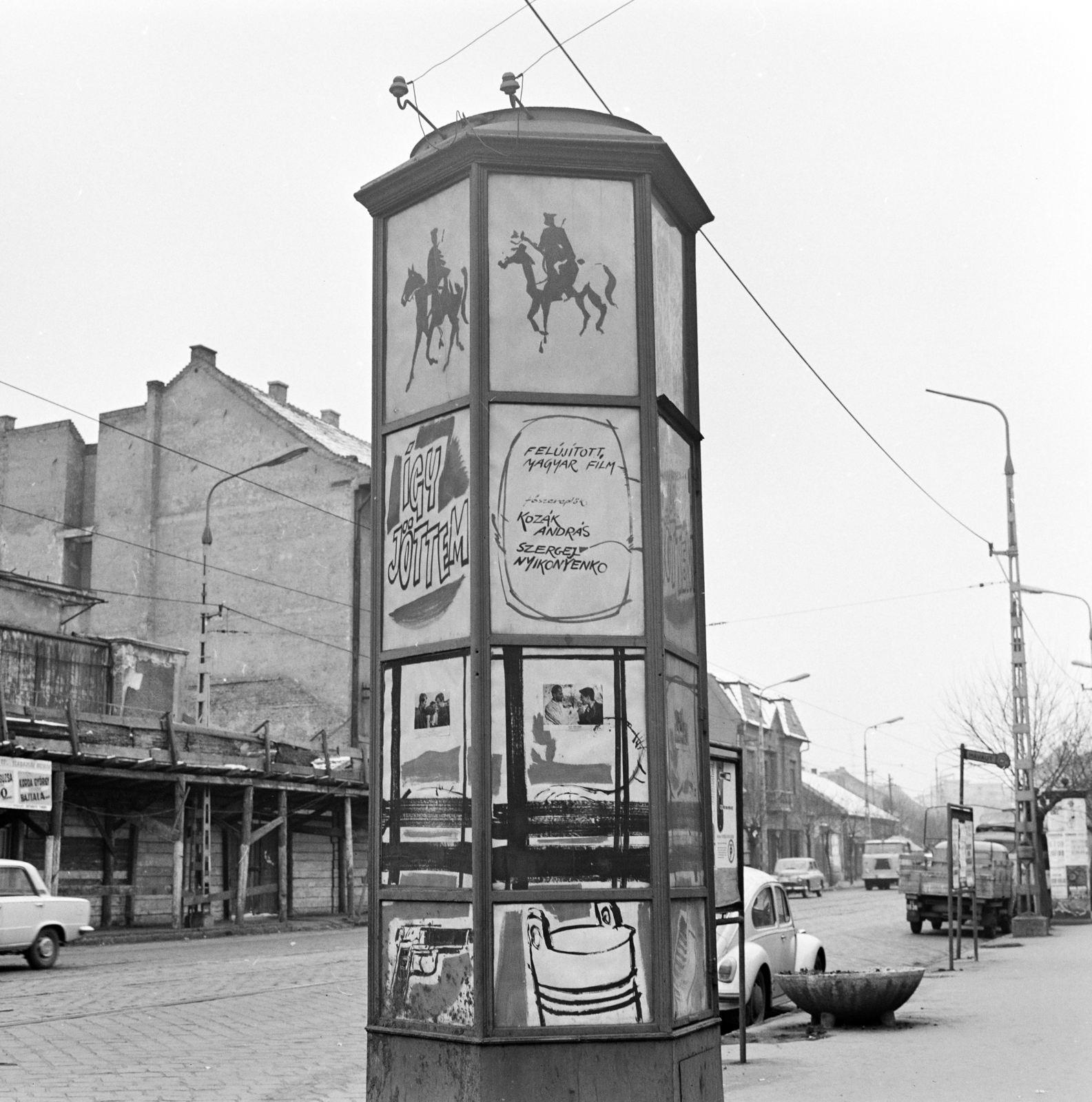 Magyarország, Budapest IV., Árpád út, a Fővárosi Moziüzemi Vállalat (FÖMO) által forgalmazott film hirdetése. A túloldalon balra az Alkotmány mozi., 1970, FŐFOTÓ, Budapest, Fortepan #208827