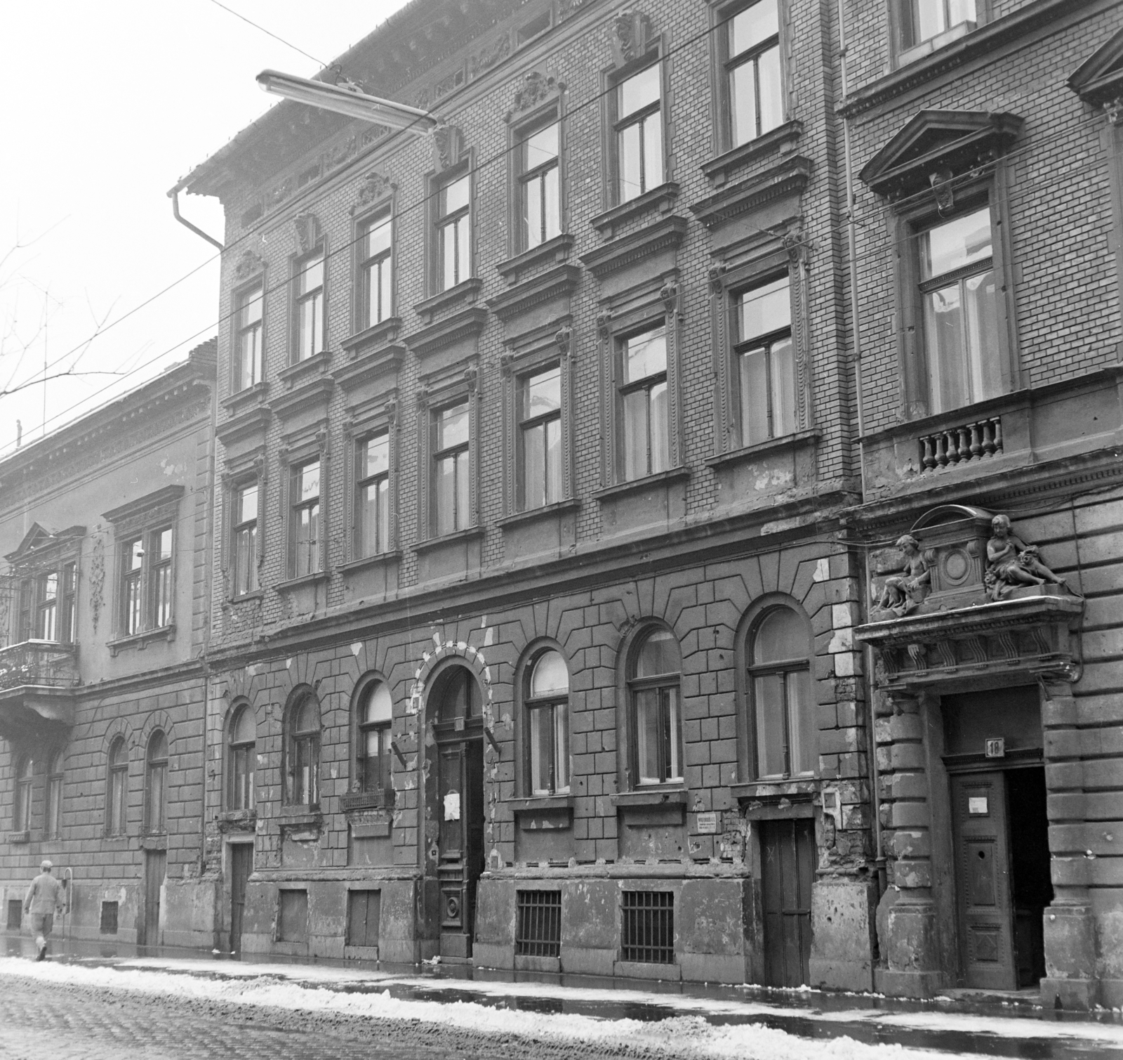 Hungary, Budapest VII., Nefelejcs utca, szemben középen a 16-os számú ház., 1970, FŐFOTÓ, Budapest, building statue, Fortepan #208836