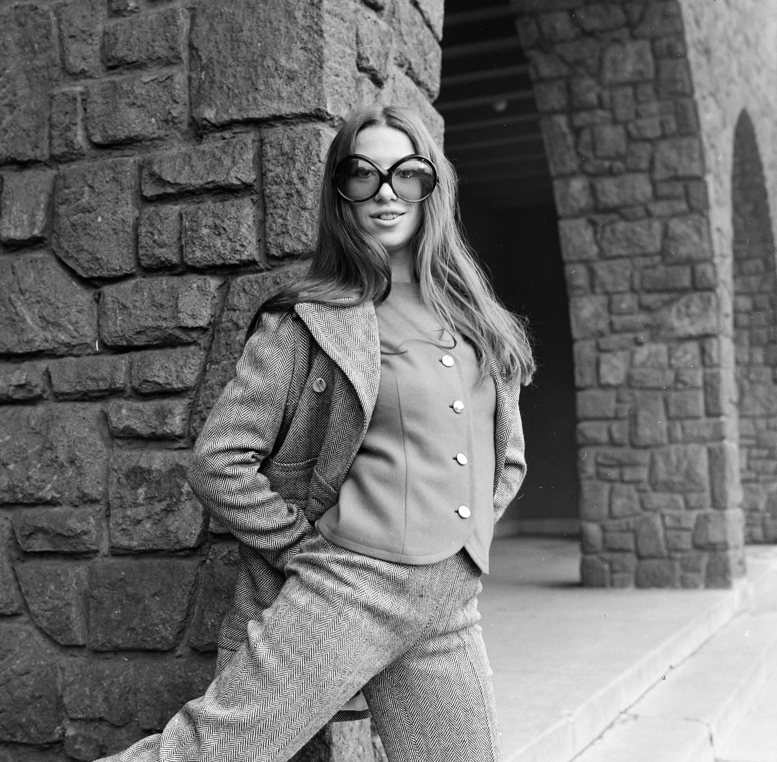 Hungary, Budapest XIV., Bosnyák tér, Páduai Szent Antal-templom., 1970, FŐFOTÓ, Budapest, fashion photography, Fortepan #208842