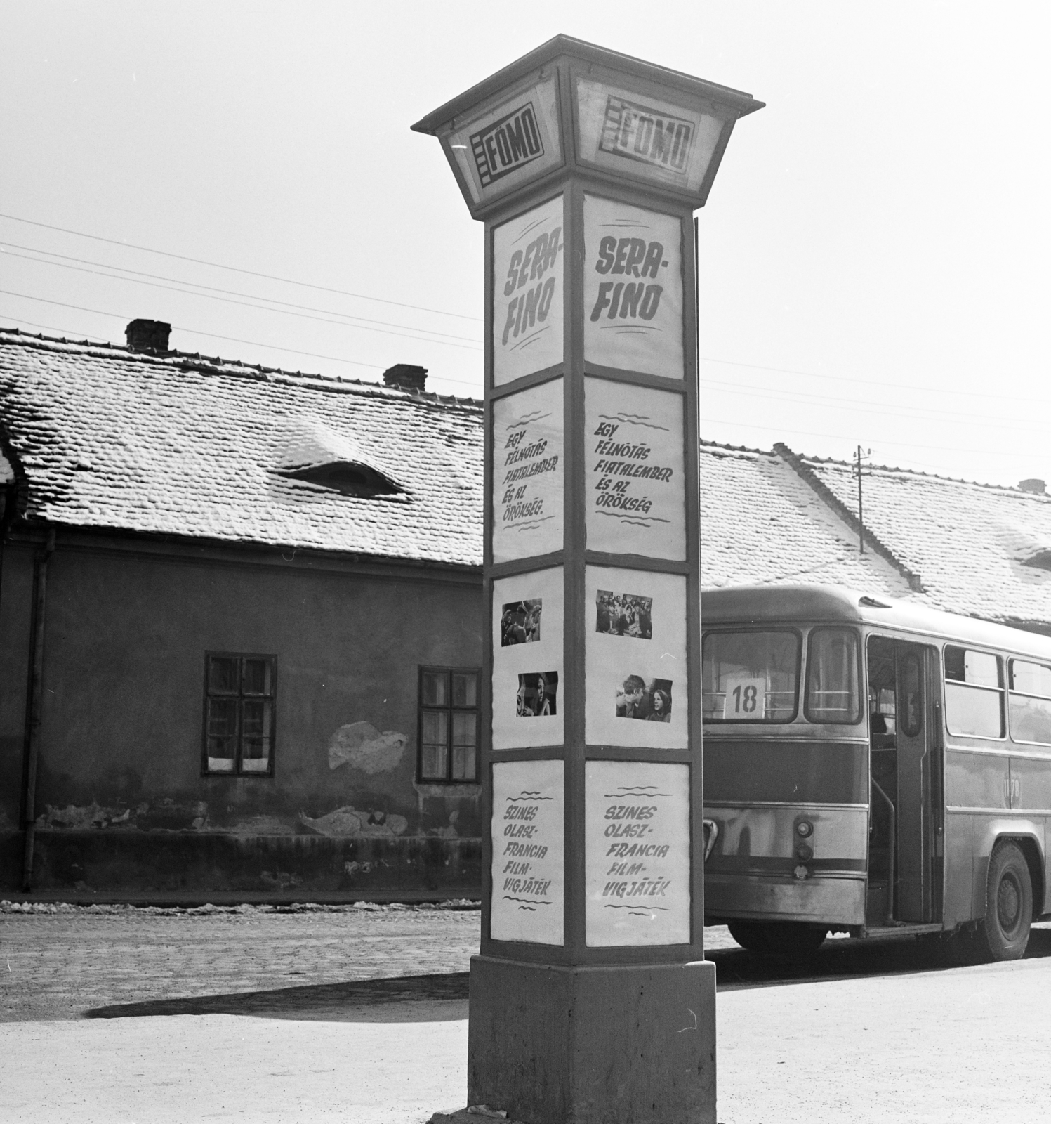 Hungary, Óbuda, Budapest III., Szentendrei út, a Fővárosi Moziüzemi Vállalat (FŐMO) által forgalmazott filmek hirdetőoszlopa Miklós utcai autóbusz-végállomáson., 1970, FŐFOTÓ, Budapest, Fortepan #208847