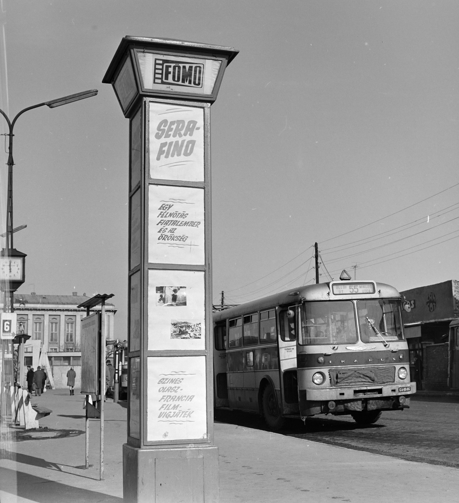 Hungary, Óbuda, Budapest III., Szentendrei út, a Fővárosi Moziüzemi Vállalat (FŐMO) által forgalmazott filmek hirdetőoszlopa Miklós utcai autóbusz-végállomáson., 1970, FŐFOTÓ, Budapest, bus, Ikarus-brand, Fortepan #208848