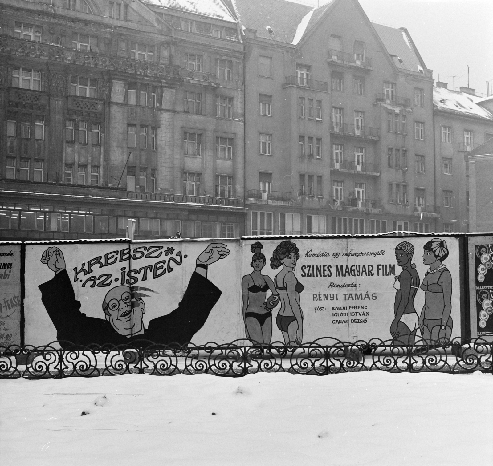 Hungary, Budapest V., Szervita (Martinelli) tér, a parkoló- és irodaház építkezése, háttérben a Fehér Hajó utca házai. A palánkon a Fővárosi Moziüzemi Vállalat (FŐMO) által forgalmazott film plakátja., 1970, FŐFOTÓ, Budapest, Fortepan #208853