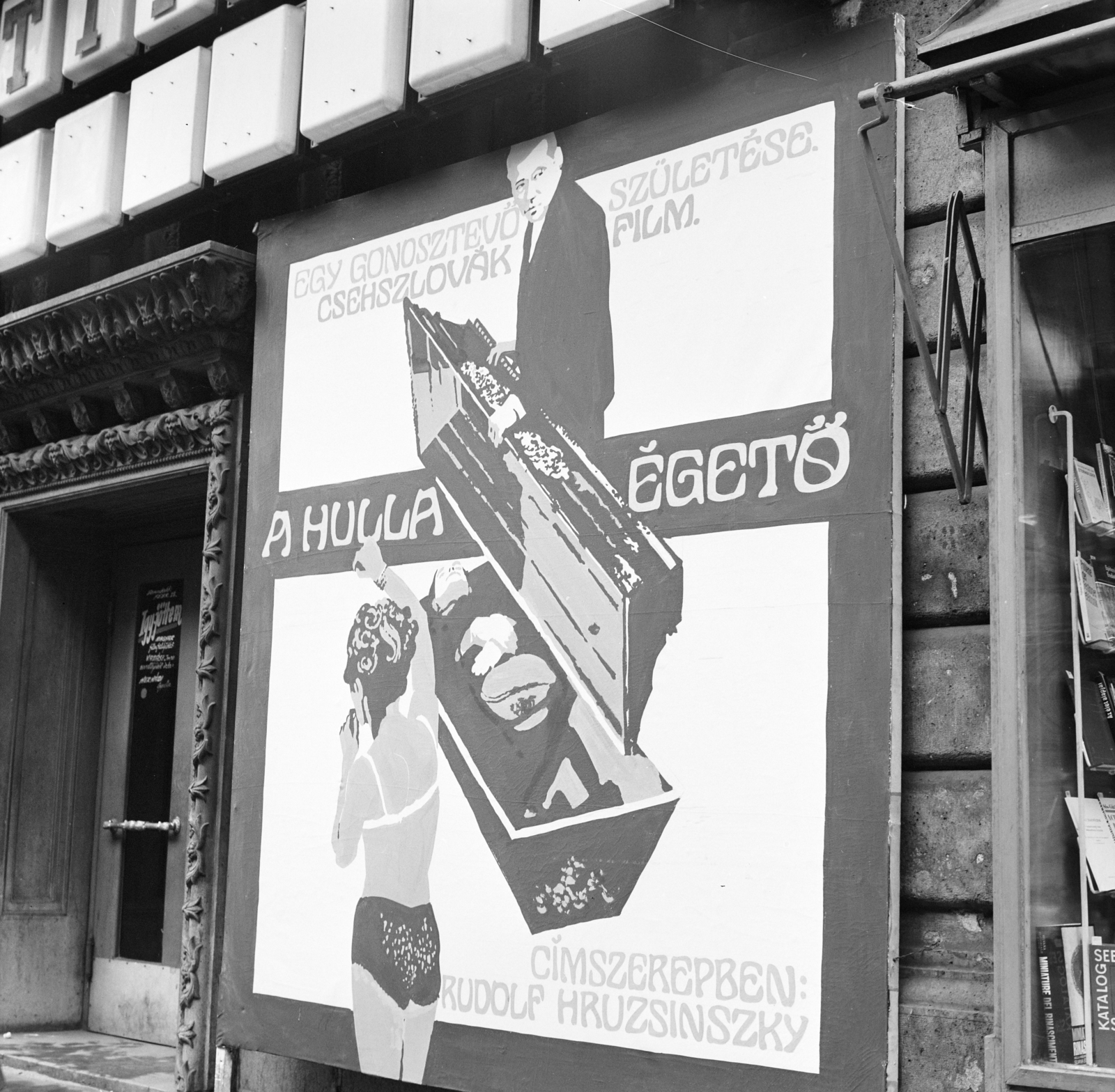 Hungary, Budapest V., Kossuth Lajos utca, a Fővárosi Moziüzemi Vállalat (FŐMO) által forgalmazott film plakátja a Puskin mozinál., 1970, FŐFOTÓ, Budapest, movie poster, movie theater, Fortepan #208858