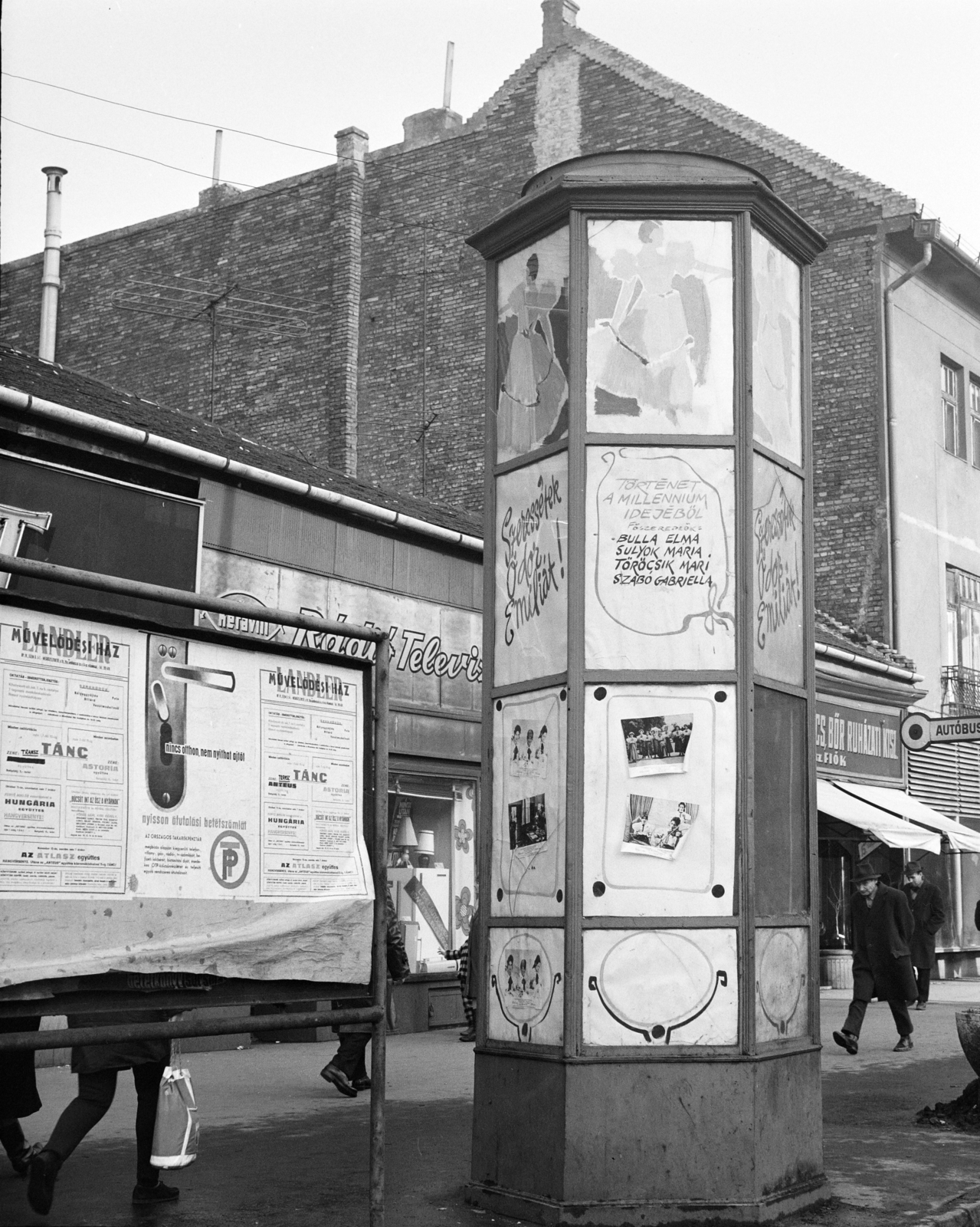 Hungary, Budapest IV., Árpád út, a Fővárosi Moziüzemi Vállalat (FÖMO) által forgalmazott film hirdetése a 68-as számú ház előtt., 1970, FŐFOTÓ, Budapest, Fortepan #208859