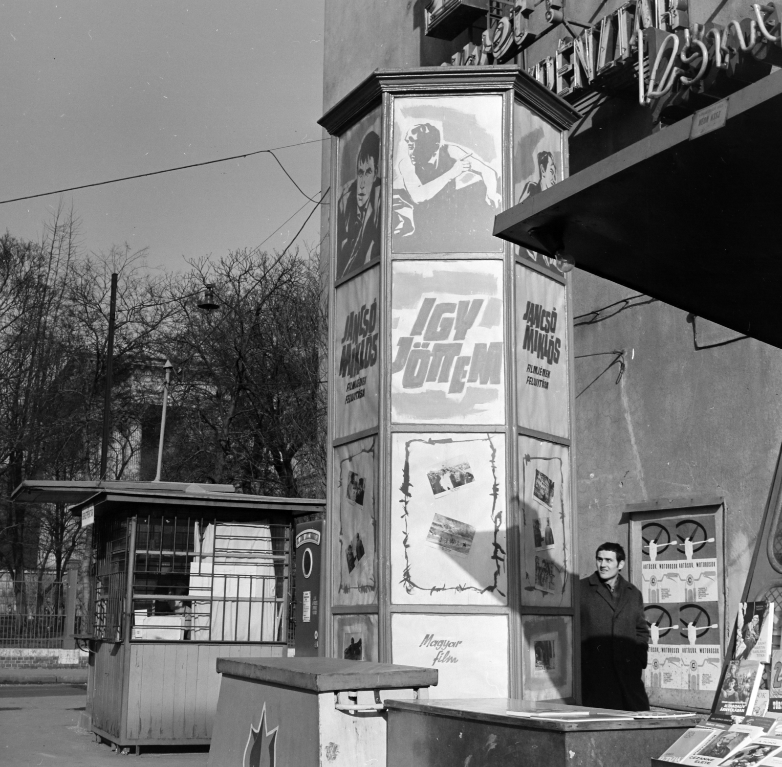 Hungary, Budapest VIII., Kálvin tér, tűzfal a Múzeum utca és a Baross utca között, előtte a Fővárosi Moziüzemi Vállalat (FŐMO) által forgalmazott film hirdetése. Háttérben a Magyar Nemzeti Múzeum., 1970, FŐFOTÓ, Budapest, Fortepan #208867