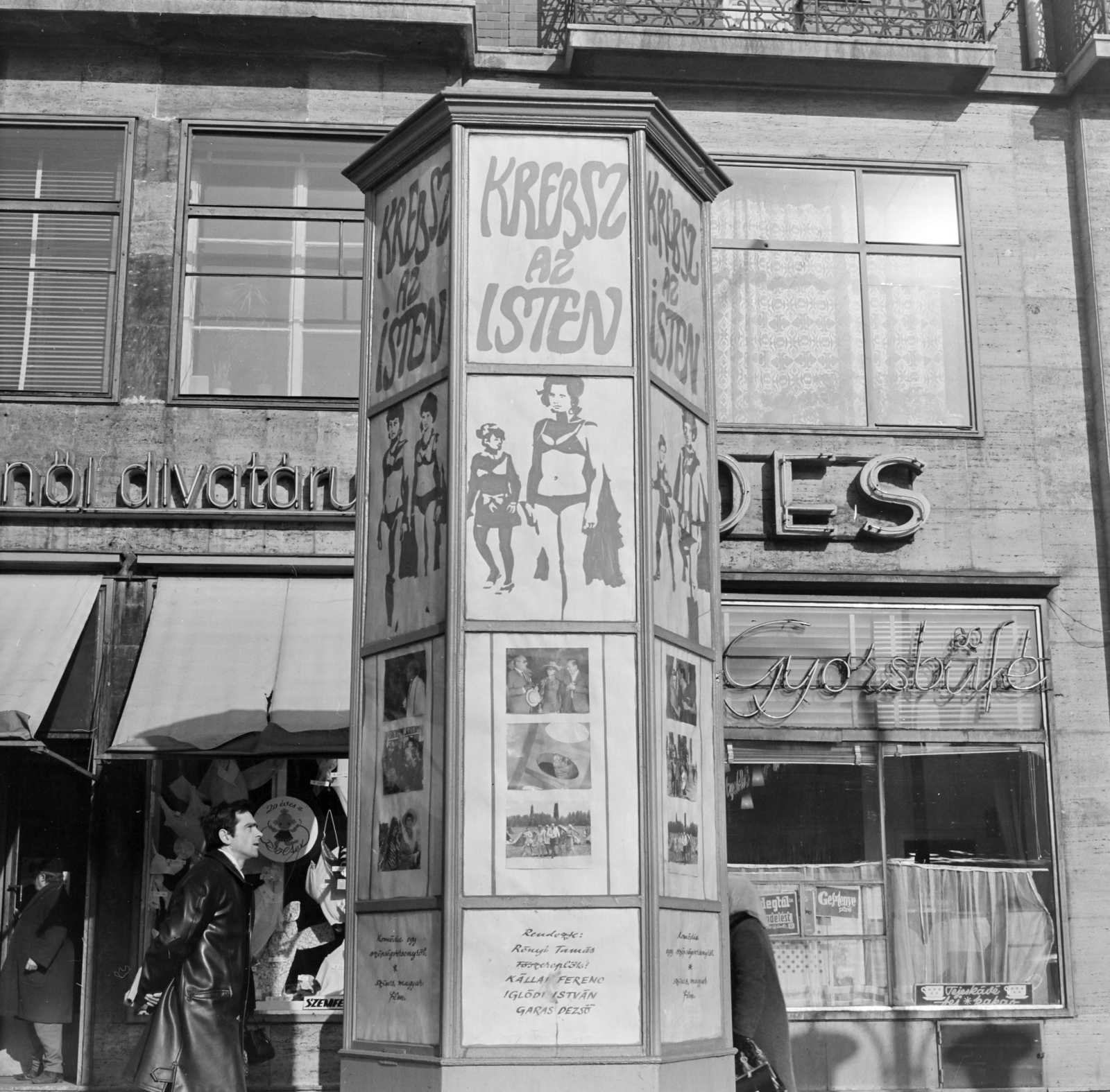 Hungary, Budapest VII., Károly (Tanács) körút, a Fővárosi Moziüzemi Vállalat (FŐMO) által forgalmazott film hirdetése a 23-as számú ház előtt., 1970, FŐFOTÓ, Budapest, Fortepan #208873