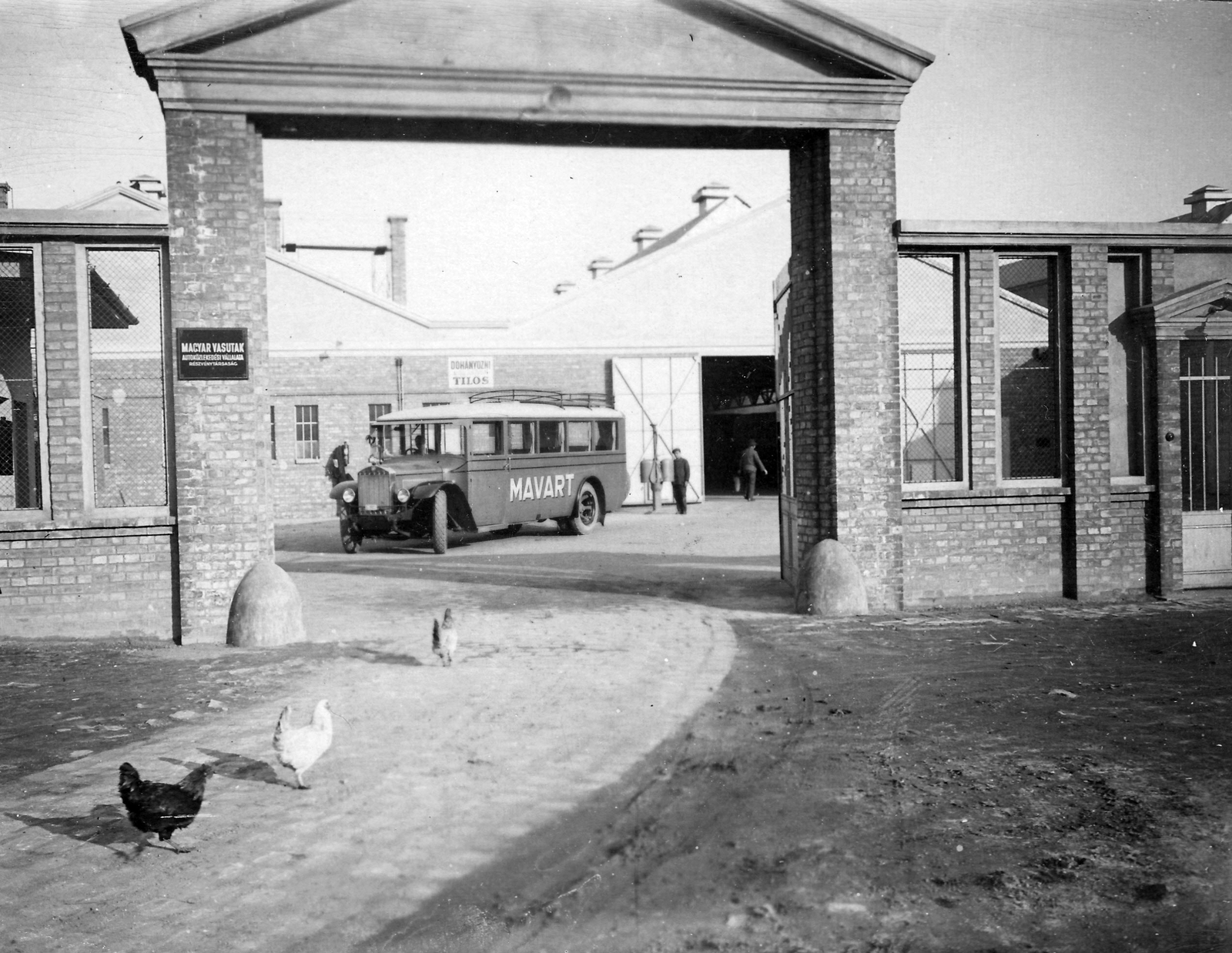 Hungary, Budapest XIII., Lőportár utca, a Magyar Államvasutak Autóközlekedési Vállalata Rt. (MÁVAUT) székhelye, N-2 Mávag (Mercedes) autóbusz. Forrás: National Archives (USA), 1930, Négyesi Pál, bus, Hungarian brand, gate, Mercedes-brand, MÁVAG-brand, poultry, license, MAVART-organisation, curb, Budapest, label, Fortepan #20888