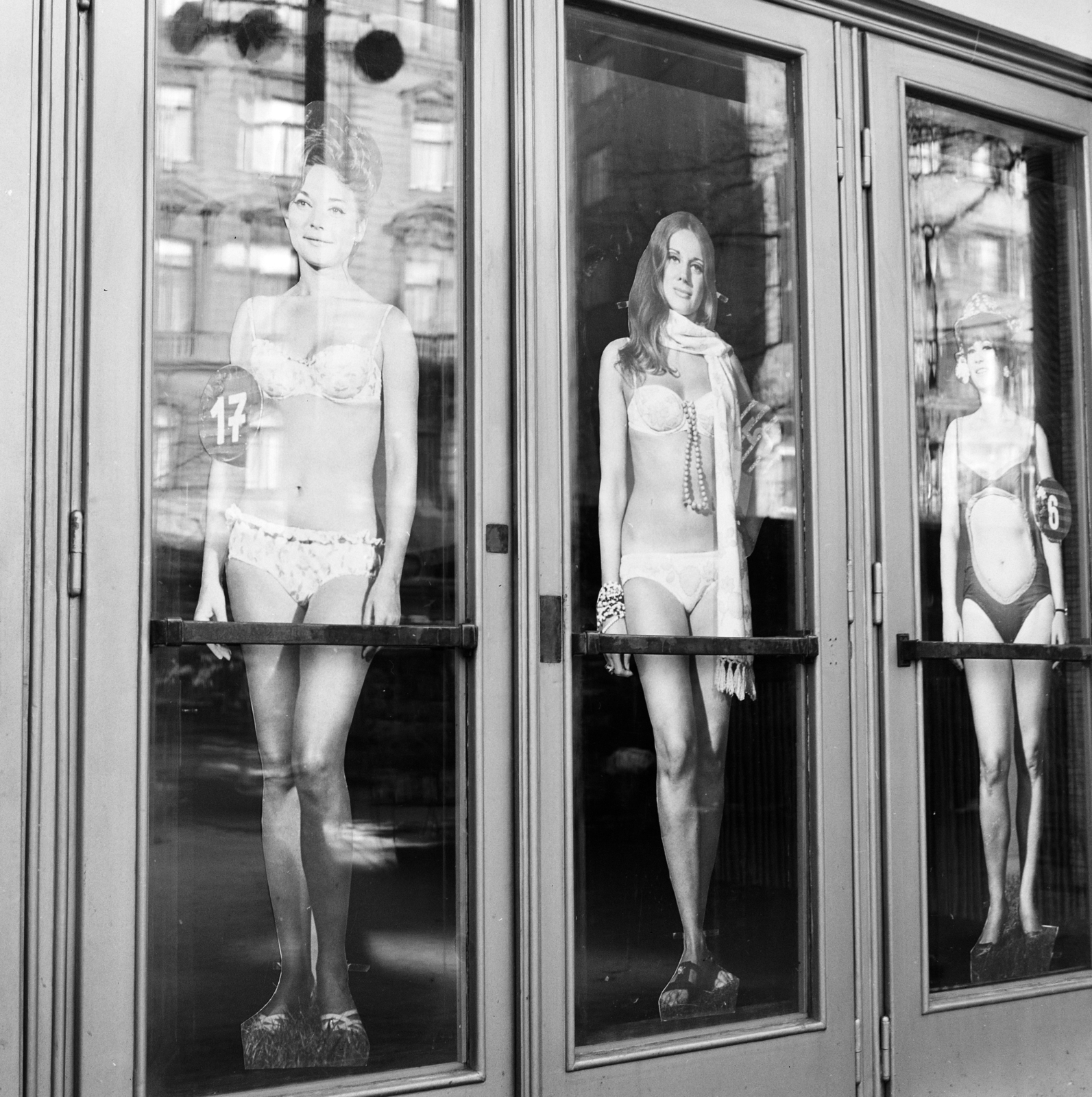 Hungary, Budapest VIII., Rákóczi út 21., az Uránia mozi bejárata., 1970, FŐFOTÓ, Budapest, Show window, Fortepan #208887