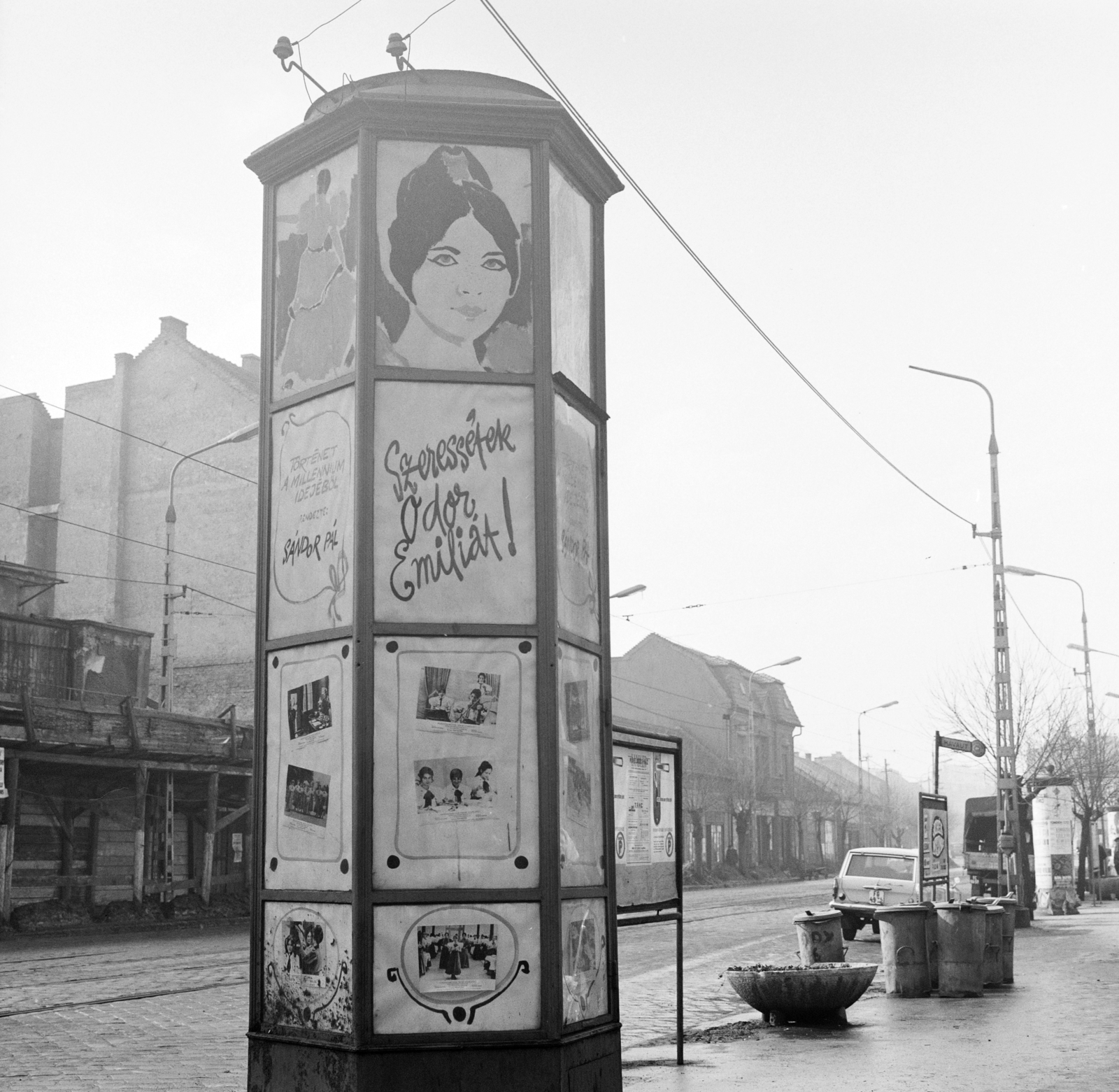 Hungary, Budapest IV., Árpád út a Mártírok útjánál, az Aradi utca felé nézve., 1970, FŐFOTÓ, Budapest, movie poster, dustbin, bus stop, Fortepan #208889