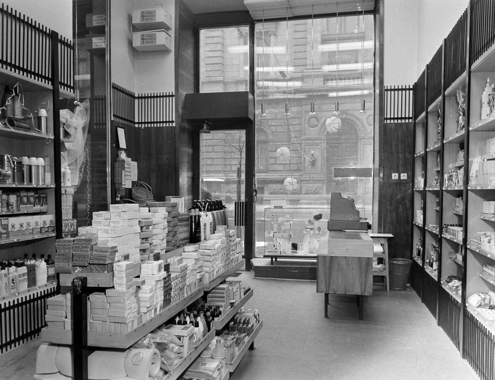 Hungary, Budapest V., Ferenciek tere (Károlyi Mihály utca) 5., Illatszerbolt. Az üzlet portálján keresztül, az utca túloldalán, az Egyeteni Könyvtár látható., 1970, FŐFOTÓ, Budapest, Fortepan #208893