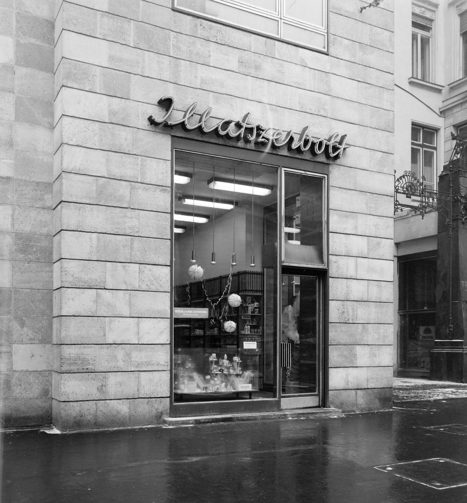 Hungary, Budapest V., Ferenciek tere (Károlyi Mihály utca) 5., Illatszerbolt., 1970, FŐFOTÓ, perfume store, Budapest, Fortepan #208896