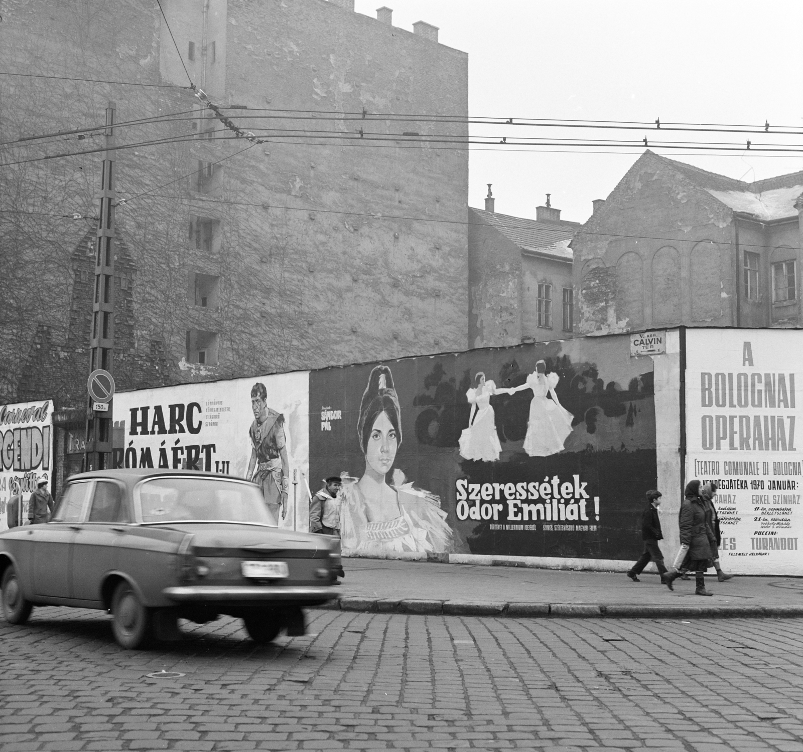 Hungary, Budapest V., Kálvin tér, a Fővárosi Moziüzemi Vállalat (FŐMO) által forgalmazott film plakátja, jobbra a Kecskeméti utca torkolata. A tűzfalon az egykori városkapu emlékét idézi a téglából kirakott ábrázolás., 1970, FŐFOTÓ, Budapest, movie poster, Fortepan #208907
