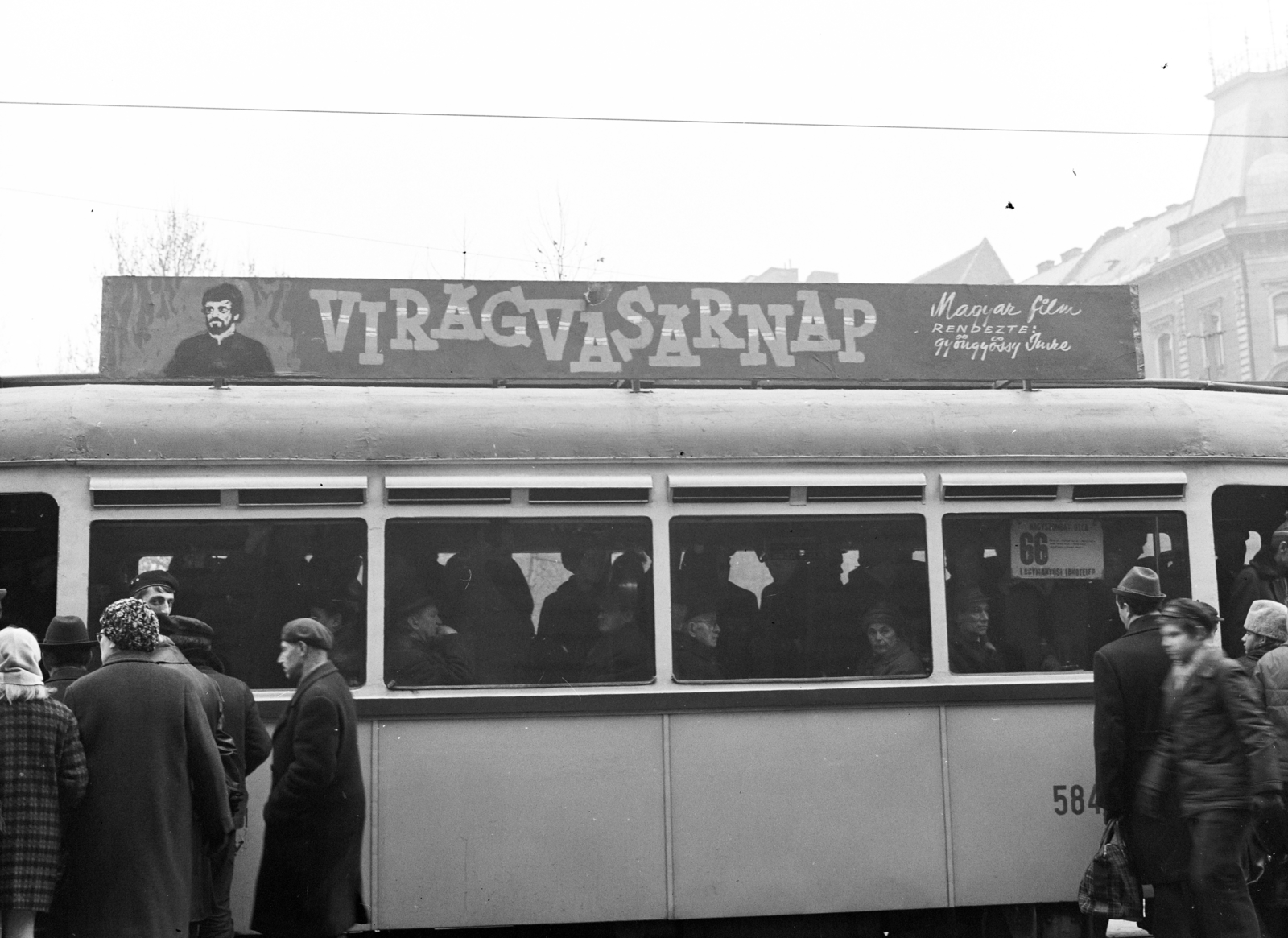 Magyarország, Budapest VIII., a József körút a Rákóczi térnél. A villamoson a Fővárosi Moziüzemi Vállalat (FŐMO) által forgalmazott film plakátja., 1970, FŐFOTÓ, villamos, Budapest, filmplakát, Fortepan #208909