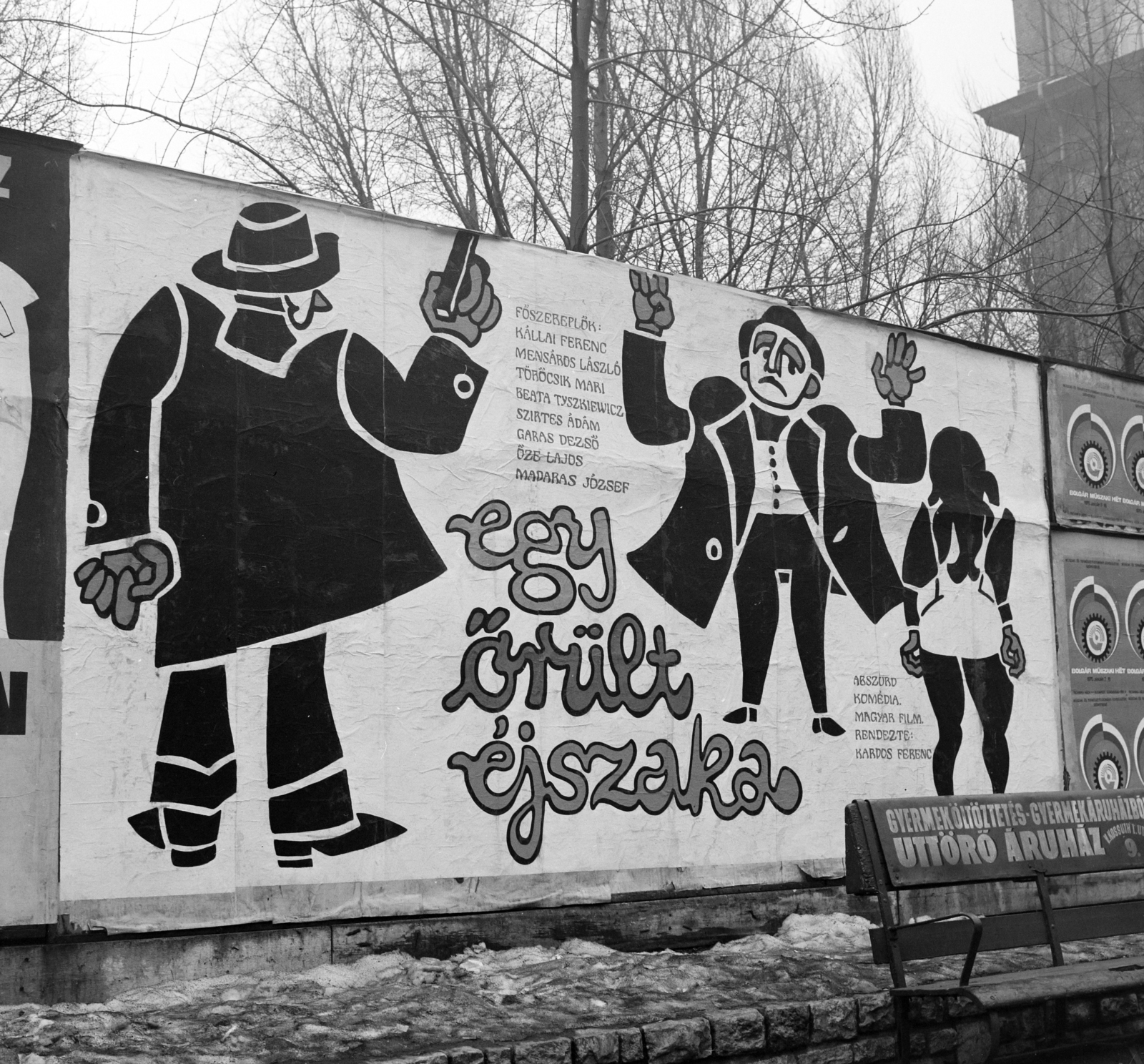 Magyarország, Budapest VIII., Múzeum körút az Astoria kereszteződés közelében, a palánk mögött a metróépítés területe, jobbra a háttérben az ELTE épülete. A Fővárosi Moziüzemi Vállalat (FŐMO) által forgalmazott film plakátja., 1970, FŐFOTÓ, Budapest, Fortepan #208910