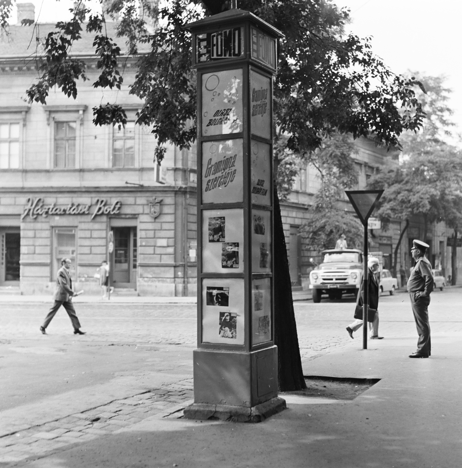 Hungary, Budapest X., Füzér utca - Kőrösi Csoma Sándor sétány (Kőrösi Csoma Sándor út) kereszteződés. A Fővárosi Moziüzemi Vállalat (FŐMO) által forgalmazott filmek hirdetőoszlopa, az egykori kaszinó előtt., 1970, FŐFOTÓ, Budapest, Fortepan #208914