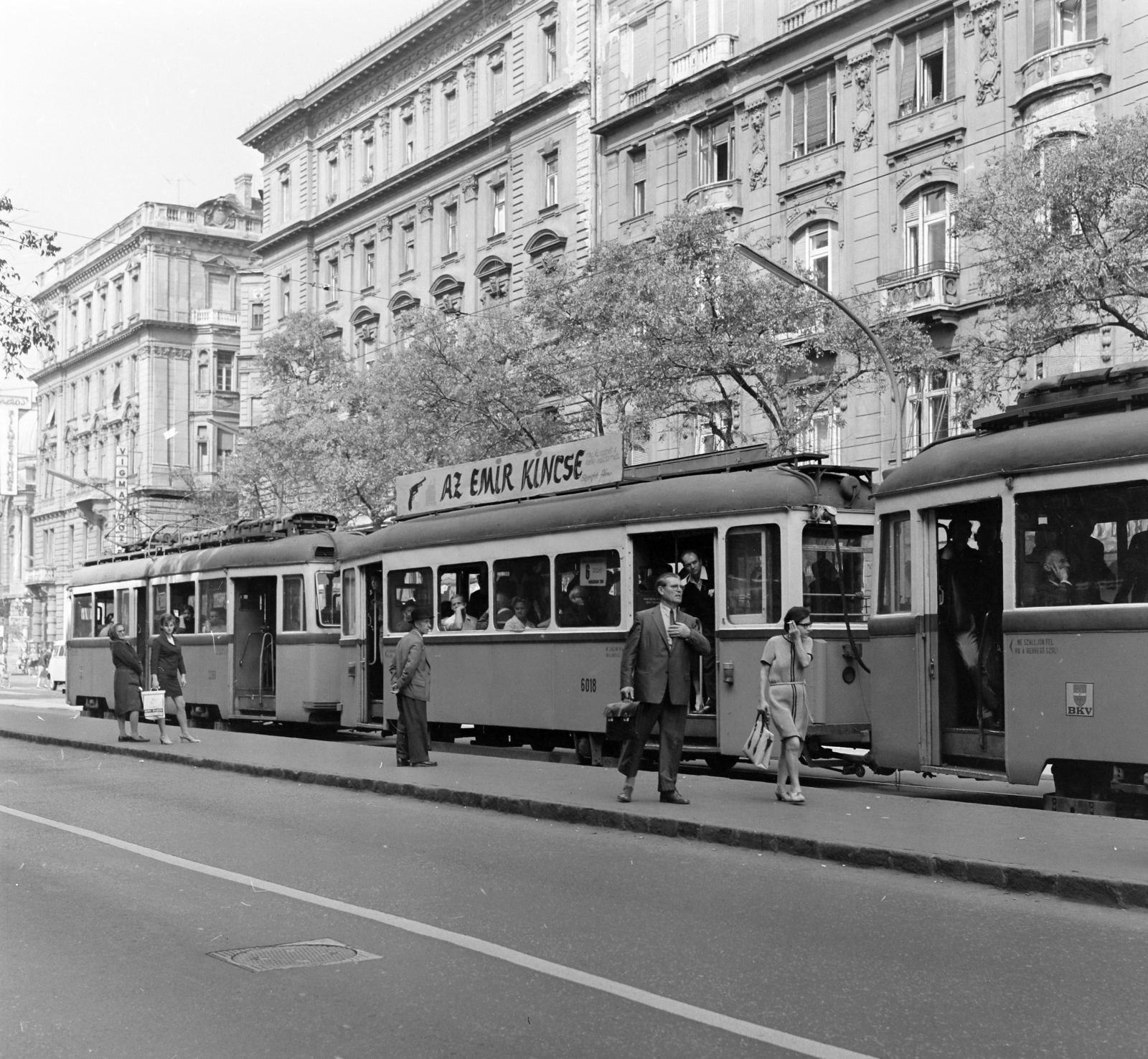 Magyarország, Budapest V.,Budapest XIII., Szent István körút, villamosmegálló a Visegrádi utcánál, a villamoson a Fővárosi Moziüzemi Vállalat (FŐMO) által forgalmazott film plakátja. Háttérben balra a Hegedús Gyula utca., 1970, FŐFOTÓ, Budapest, villamos, Fortepan #208916