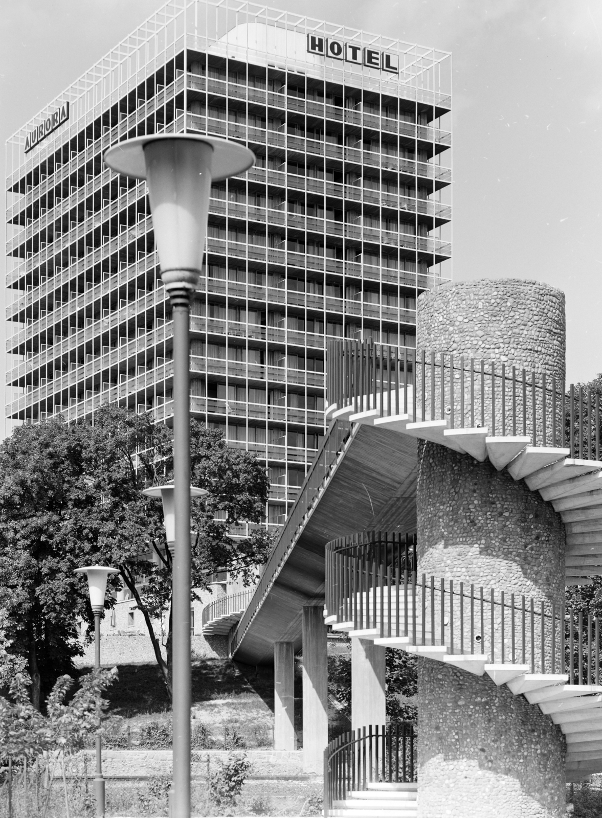 Hungary, Balatonalmádi, Hotel Aurora, a főút és a vasút feletti átjáró a Balatonhoz., 1970, FŐFOTÓ, Fortepan #208917