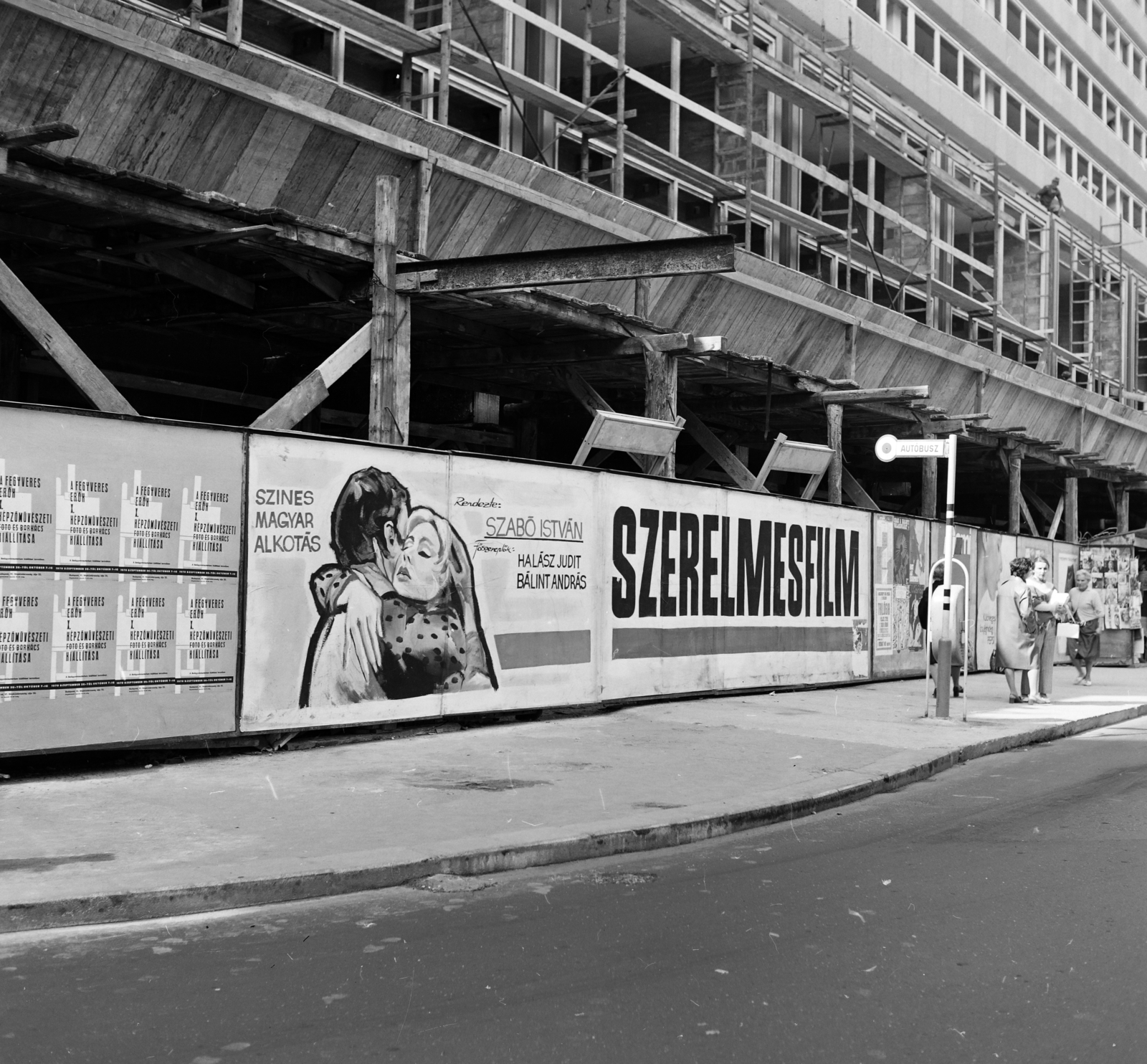 Hungary, Budapest V., Vörösmarty tér, az épülő ORI (Országos Rendező Iroda) székház előtti palánkon a Fővárosi Moziüzemi Vállalat (FŐMO) által forgalmazott film plakátja., 1970, FŐFOTÓ, Budapest, Fortepan #208919