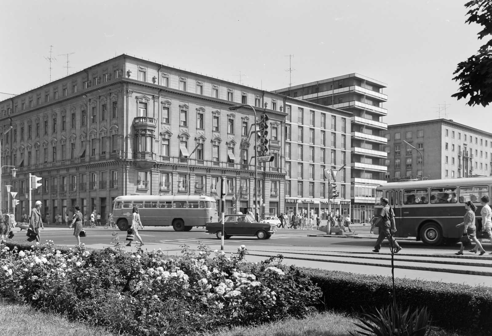 Hungary, Győr, Rába Hotel a Szent István út (Tanácsköztársaság útja) - Baross Gábor (Lenin) úti sarkán a Városház (Szabadság) térről nézve., 1970, FŐFOTÓ, Fortepan #208939