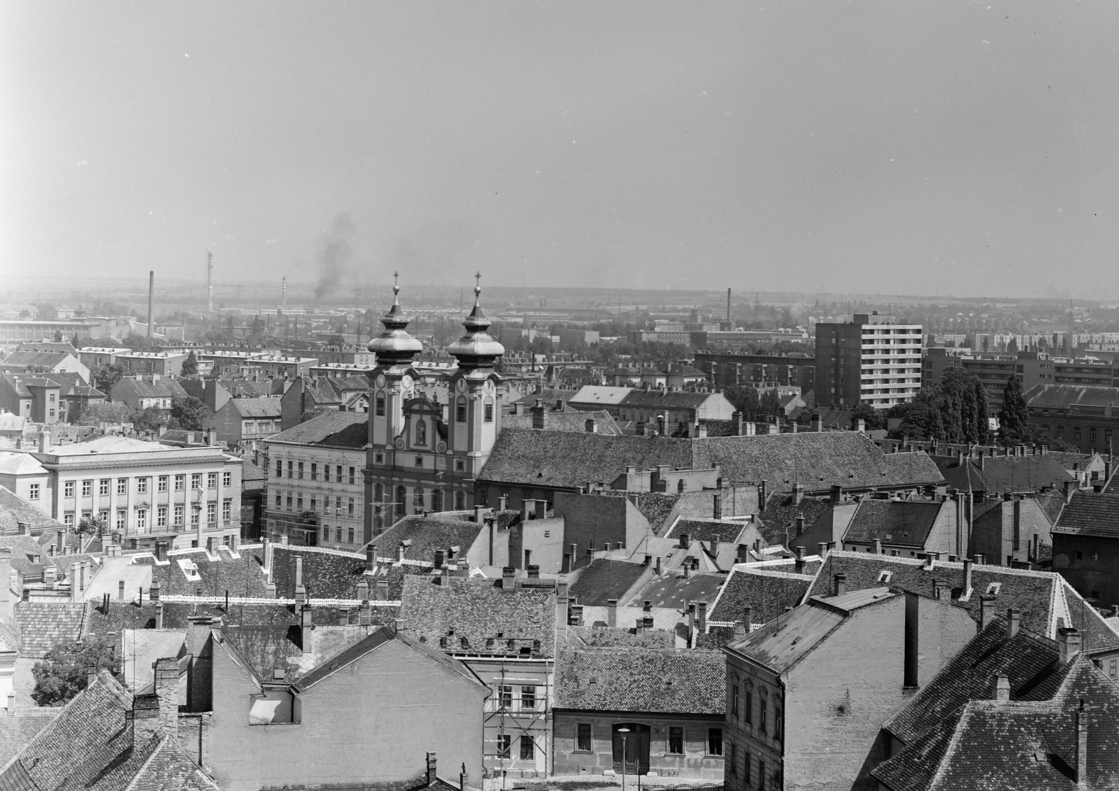 Hungary, Győr, kilátás a Székesegyház tornyából a Széchenyi tér felé. A Loyolai Szent Ignác bencés templom mellett balra a Czuczor Gergely Bencés Gimnázium., 1970, FŐFOTÓ, Fortepan #208941