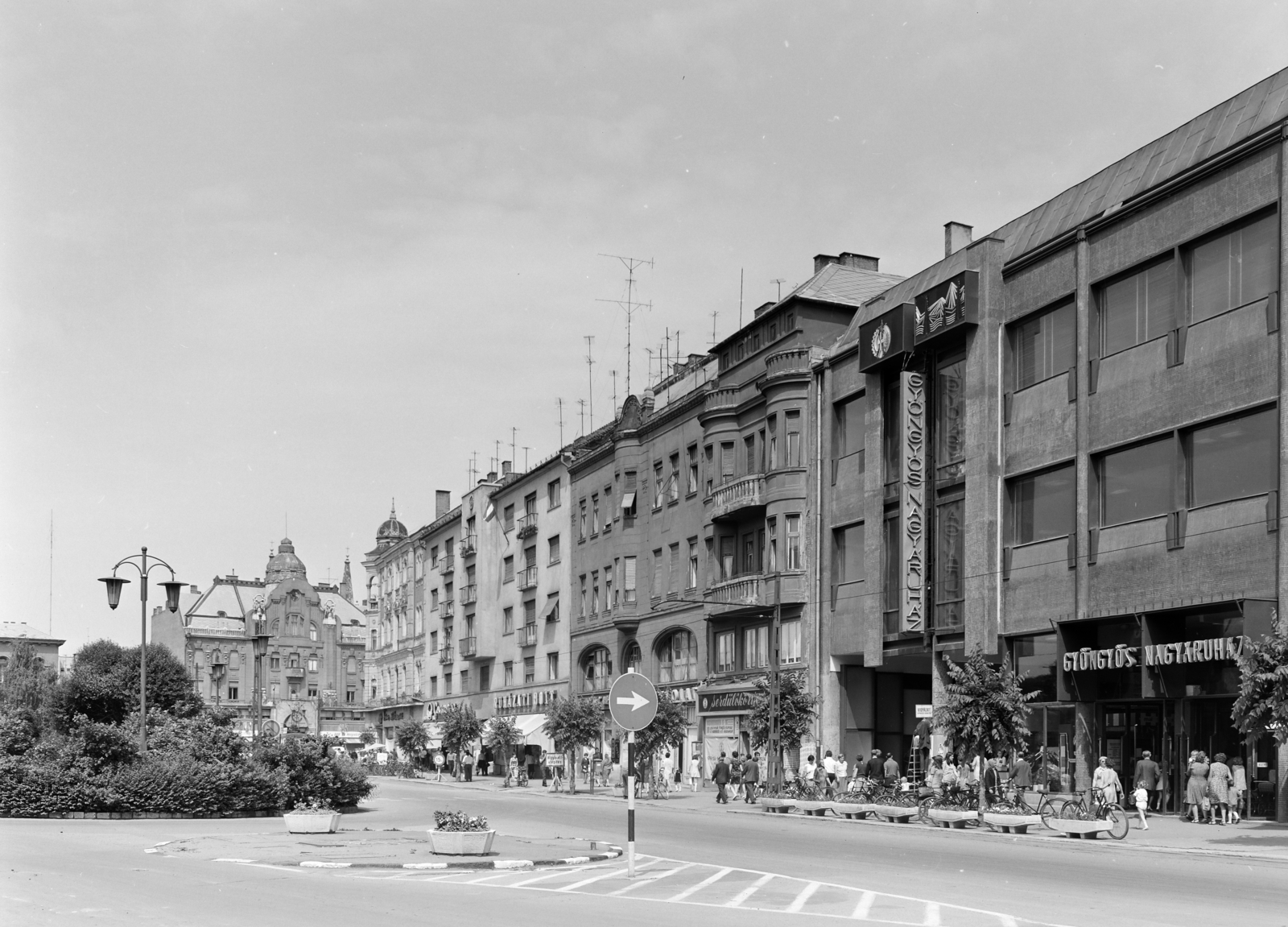 Hungary, Szombathely, Fő (Köztársaság) tér, jobbra a 21. szám, a Gyöngyös Nagyáruház., 1970, FŐFOTÓ, Fortepan #208946