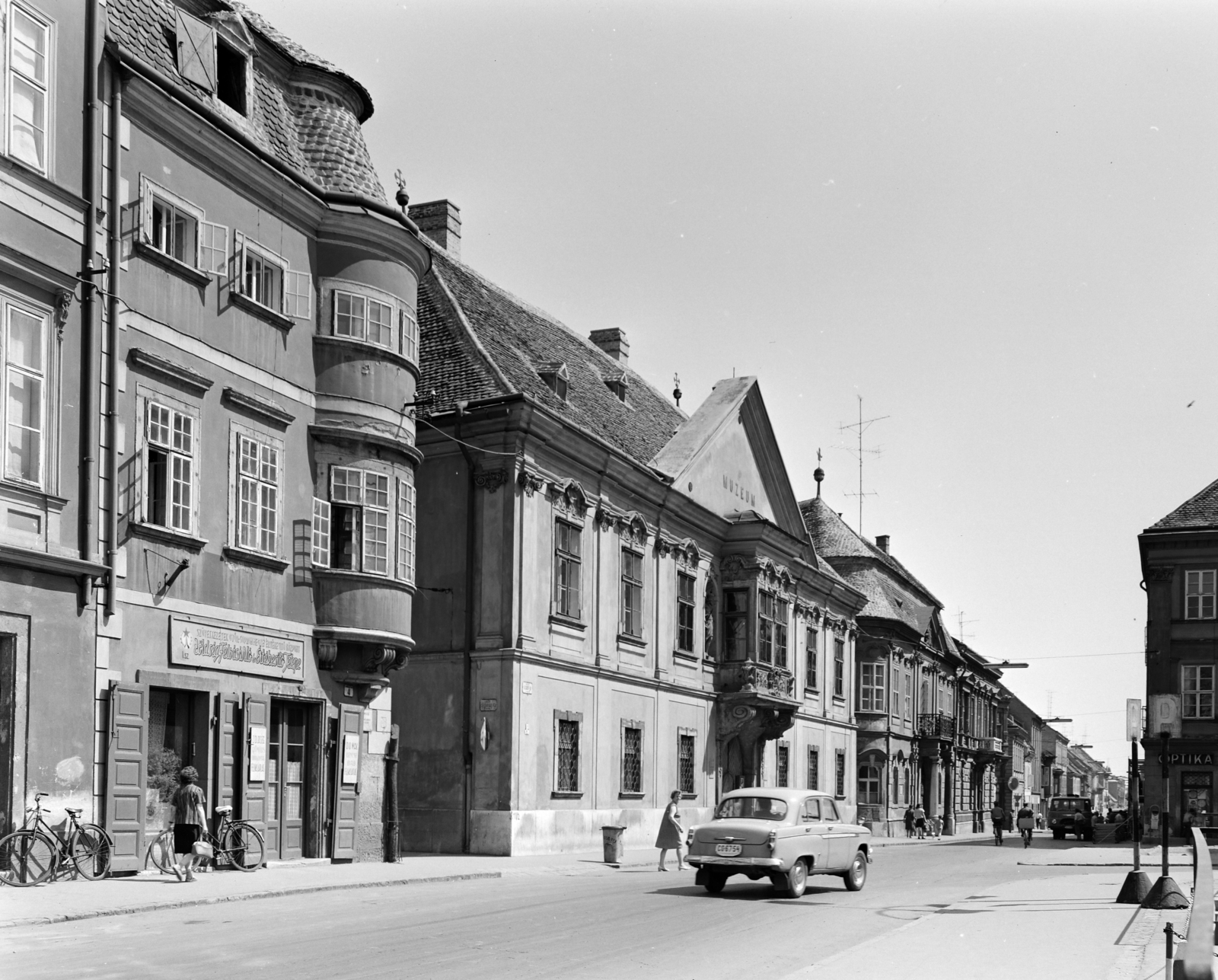 Hungary, Győr, Széchenyi tér, balra a Stelczer Lajos utca sarkán a Vastuskós ház és a Xantus János Múzeum (Apátúr ház), jobbra a Rákóczi Ferenc utca torkolata., 1970, FŐFOTÓ, bicycle, Fortepan #208950