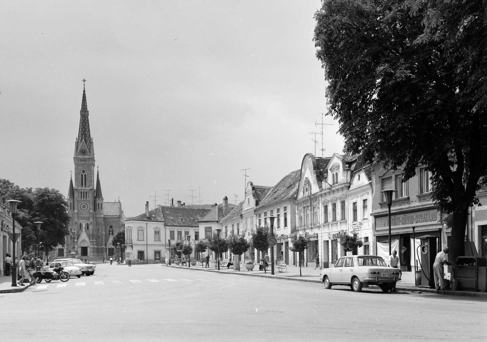 Hungary, Kőszeg, Fő (Köztársaság) tér, szemben a Jézus Szíve-templom, 1970, FŐFOTÓ, Fortepan #208952