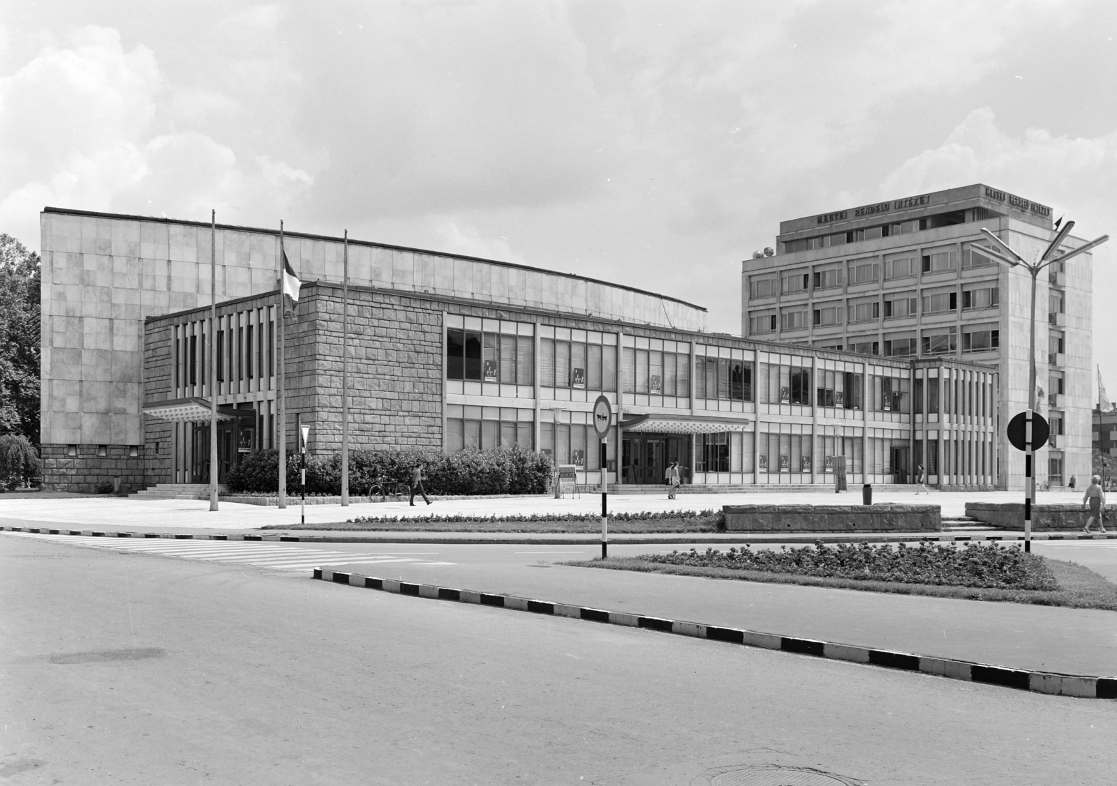 Magyarország, Szombathely, Március 15. tér, előtérben a Művelődési és Sportház, mögötte a Szakorvosi Rendelőintézet., 1970, FŐFOTÓ, Fortepan #208954